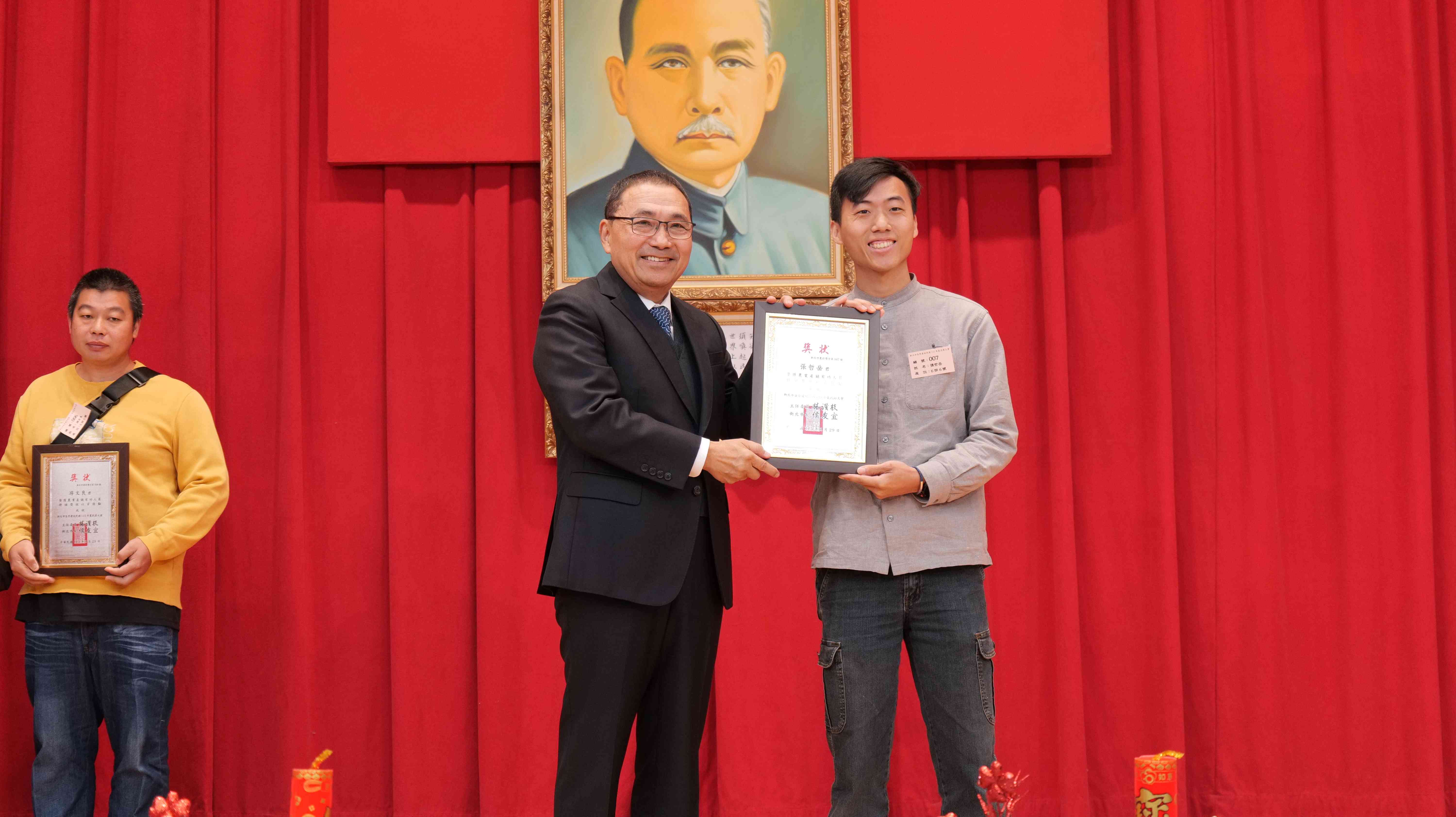 青農張哲岳(右)獲頒農業產銷優良農民，透過導入創新體驗思維，設計自主導覽套裝行程，讓農莊環境資源及四季作物都成為賣點
