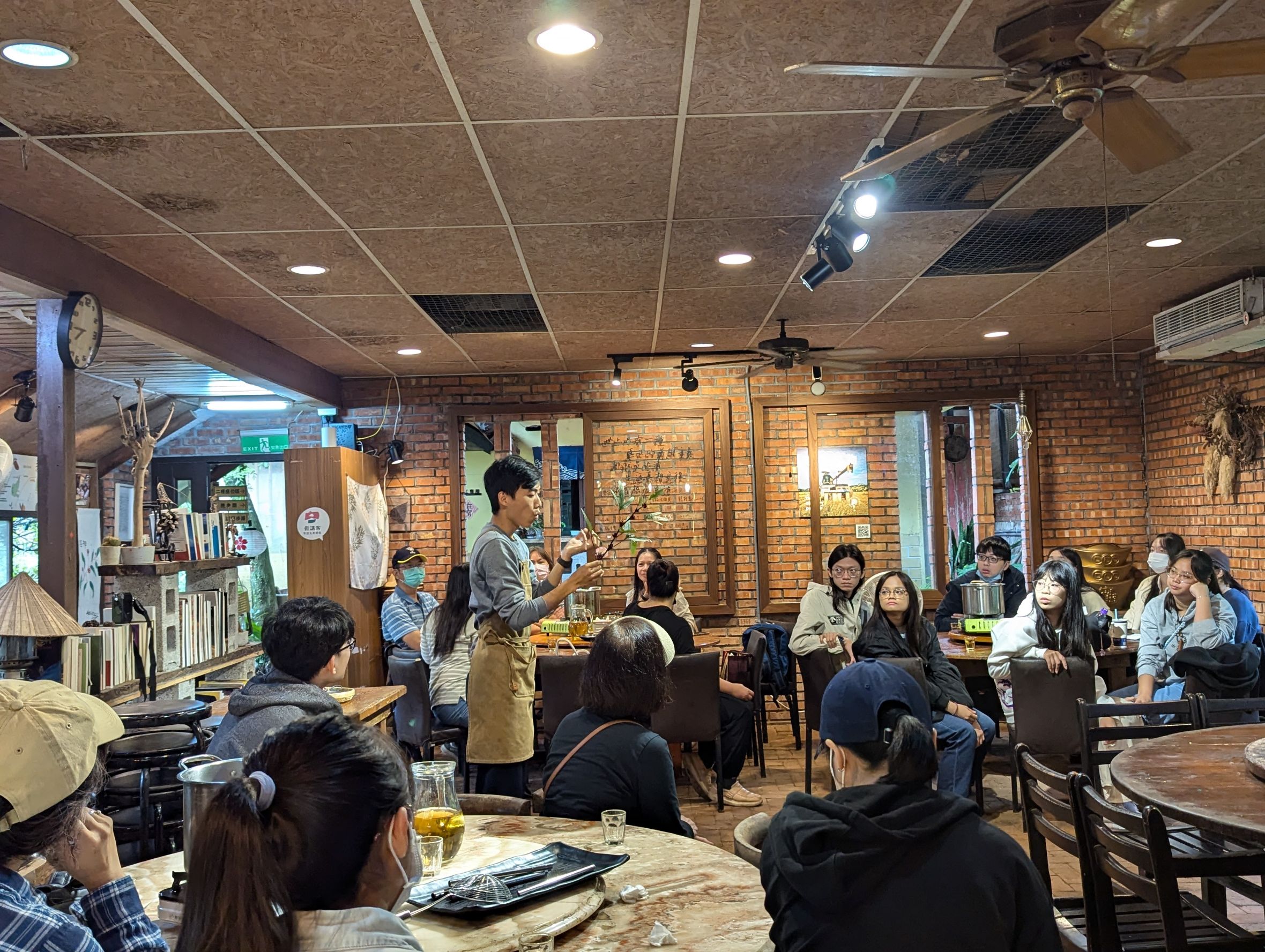 青農張哲岳以「定向越野遊戲」概念創新設計出自主導覽套裝行程，將到園遊客轉變為實境探險的「體驗者」角色