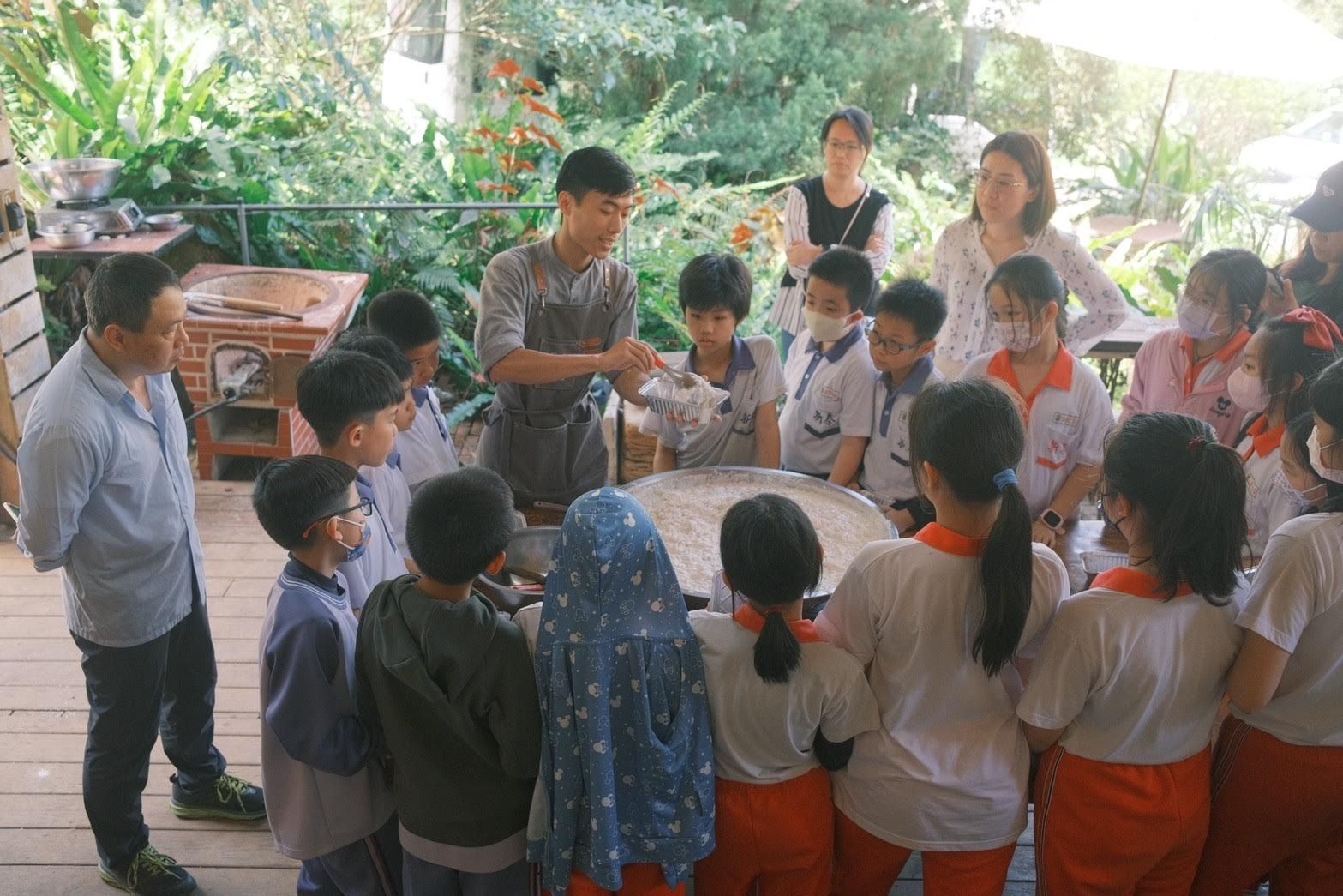 青農張哲岳帶領遊客進行食農教育體驗