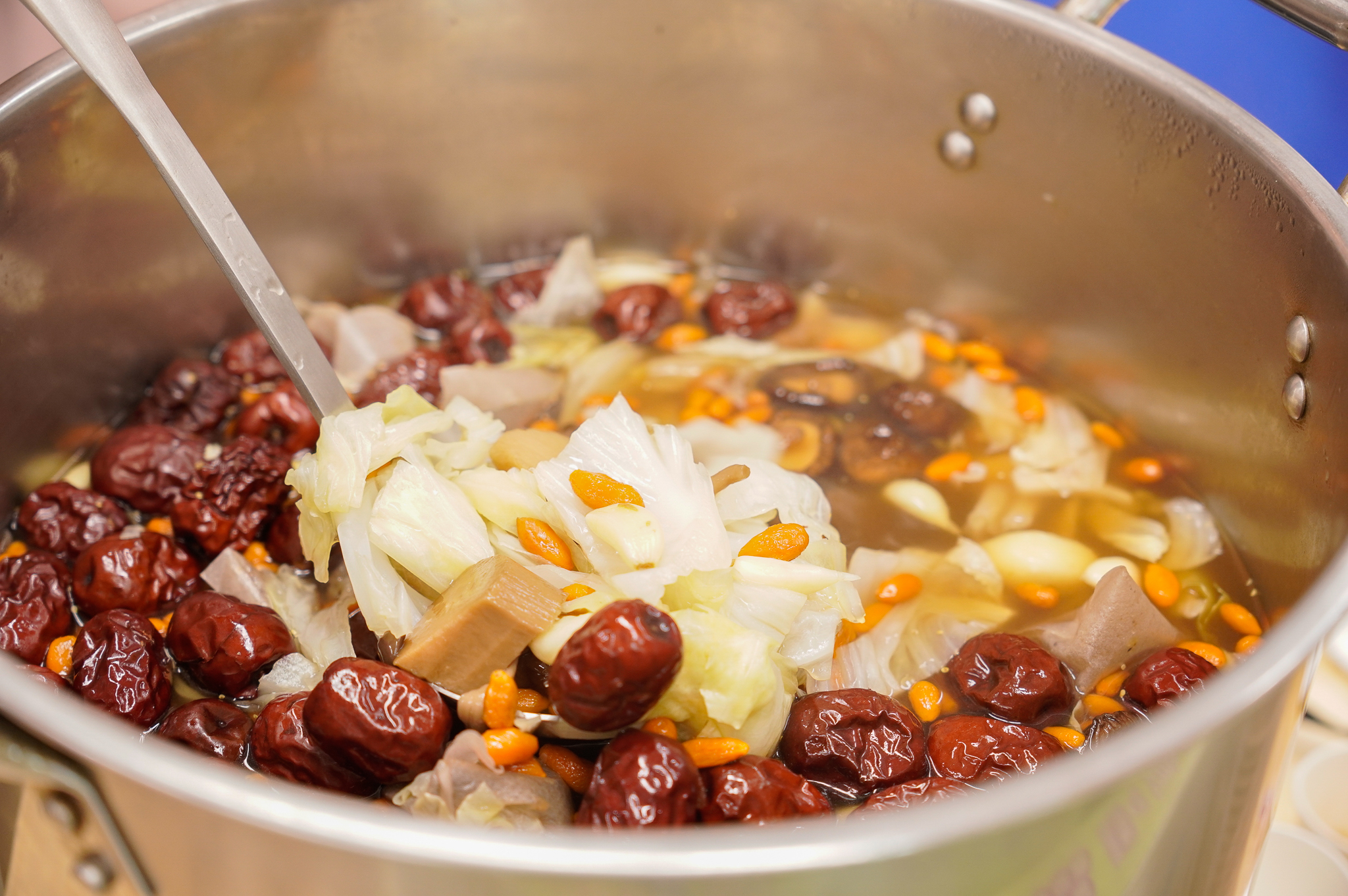  捐贈會場用藥膳包加入紅棗、枸杞及高麗菜等燉煮 一時香味四溢