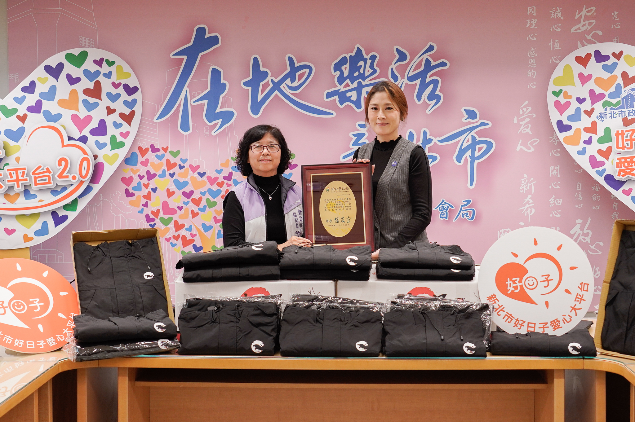 社會局副局長許秀能代表侯友宜市長回贈感謝牌給新北市電競產業總會理事長朱可芬（右）