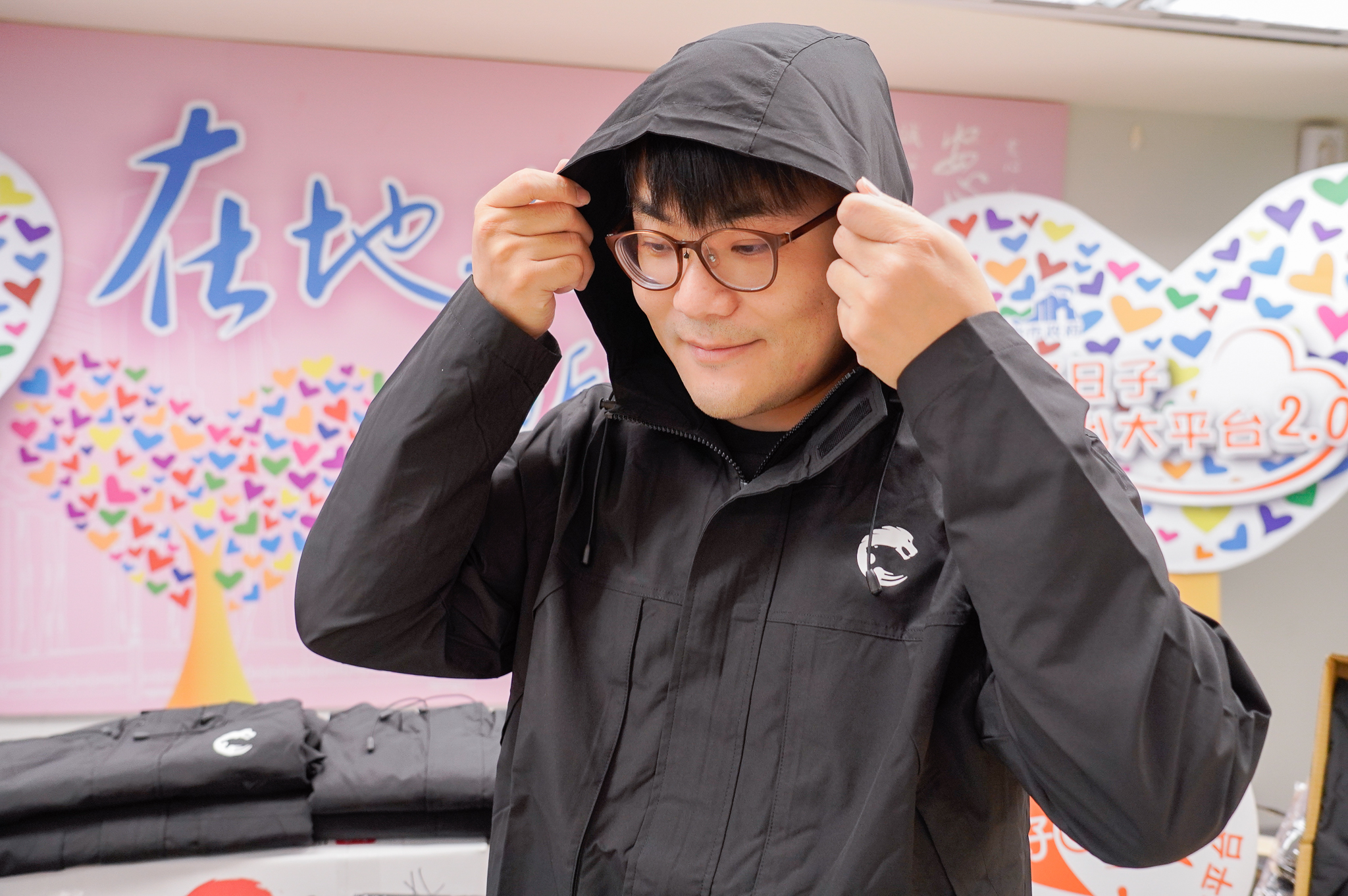 鍇睿國際數位捐贈的電競外套設計非常具有現代感，有隱藏式深口袋，防風防雨又保暖，年輕人穿著有活力，長輩穿起來也更帥氣。