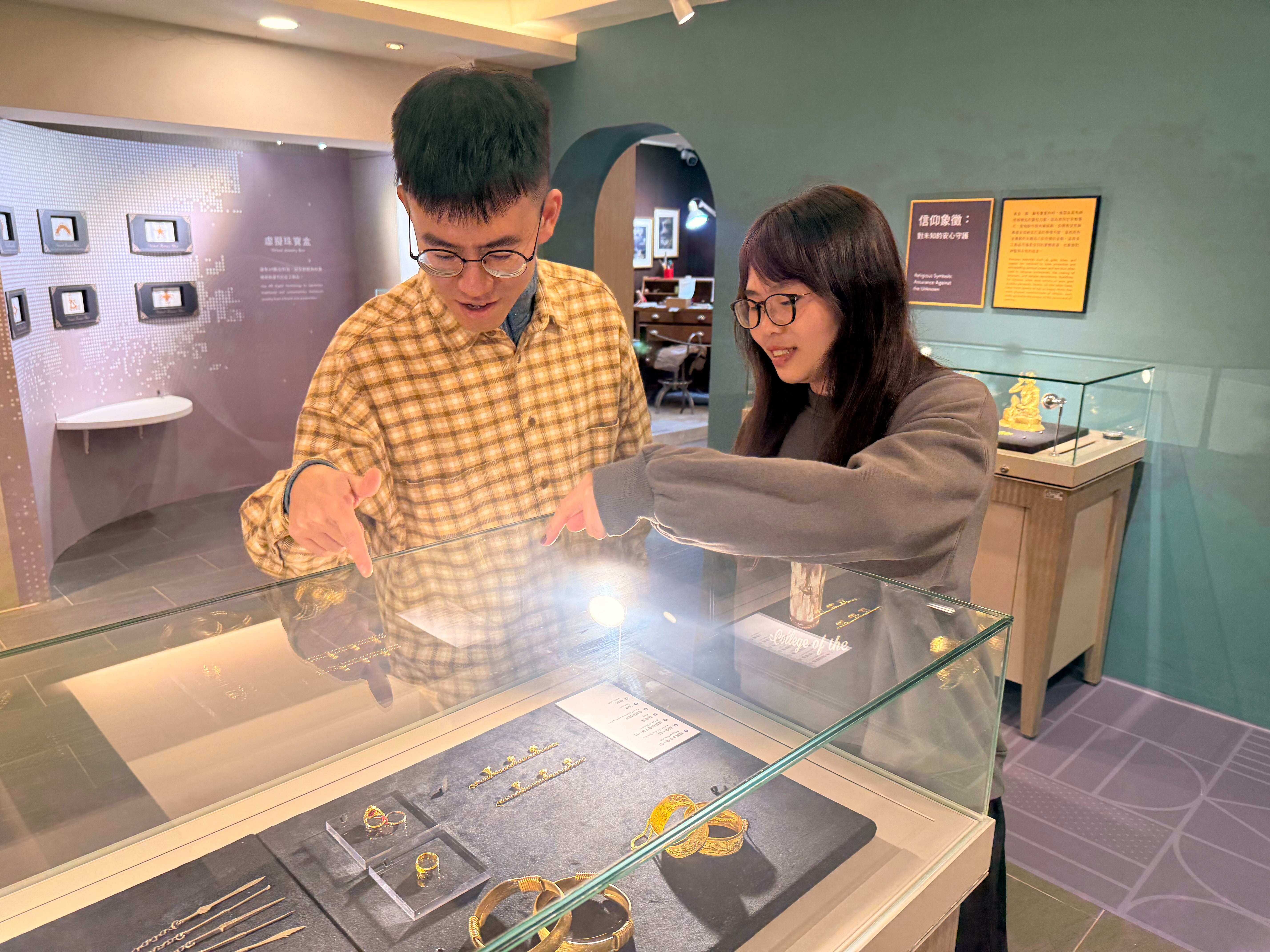 「金工流轉：傳統與當代的交會」常設展展出博物館典藏金飾。