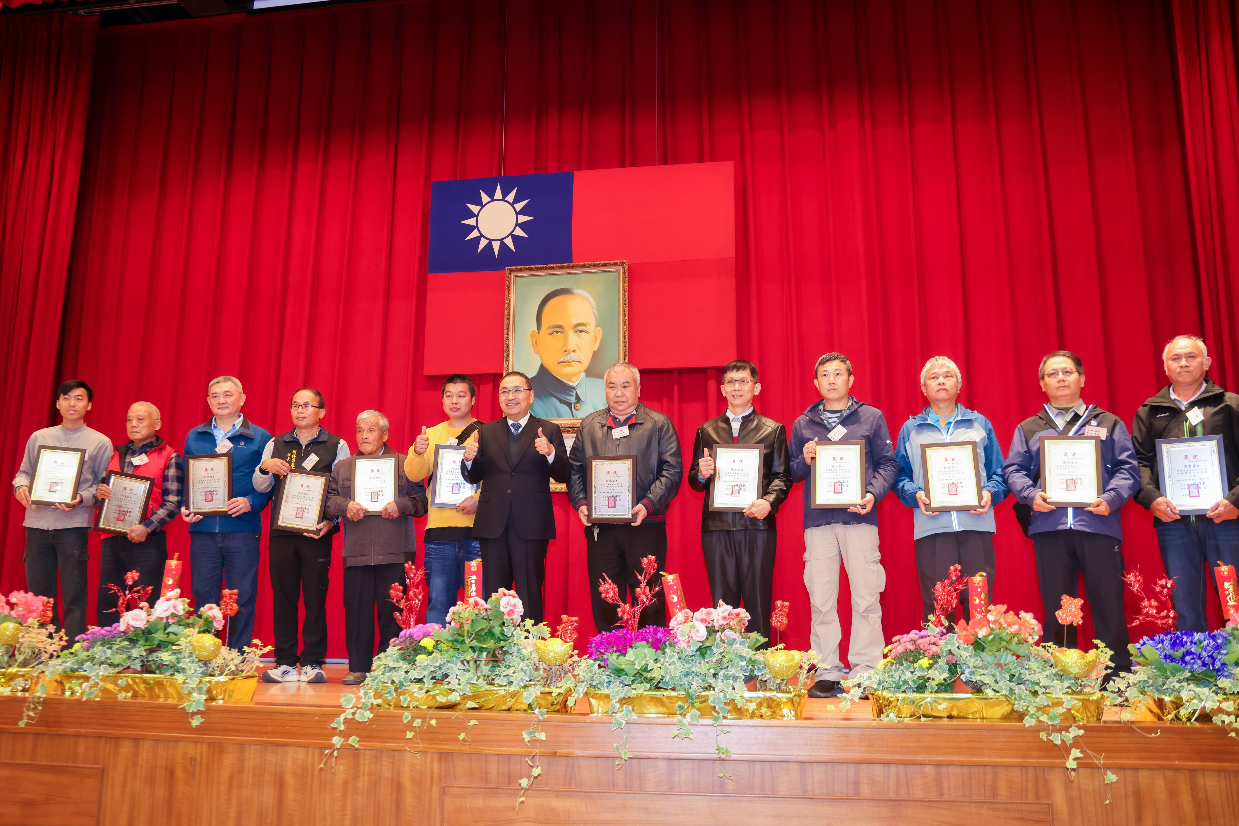 新北市長侯友宜今（29）日出席115年農民節慶祝大會，表揚各區及地區農會共50位優秀農事小組長、農業產銷績優農民及有功人員。