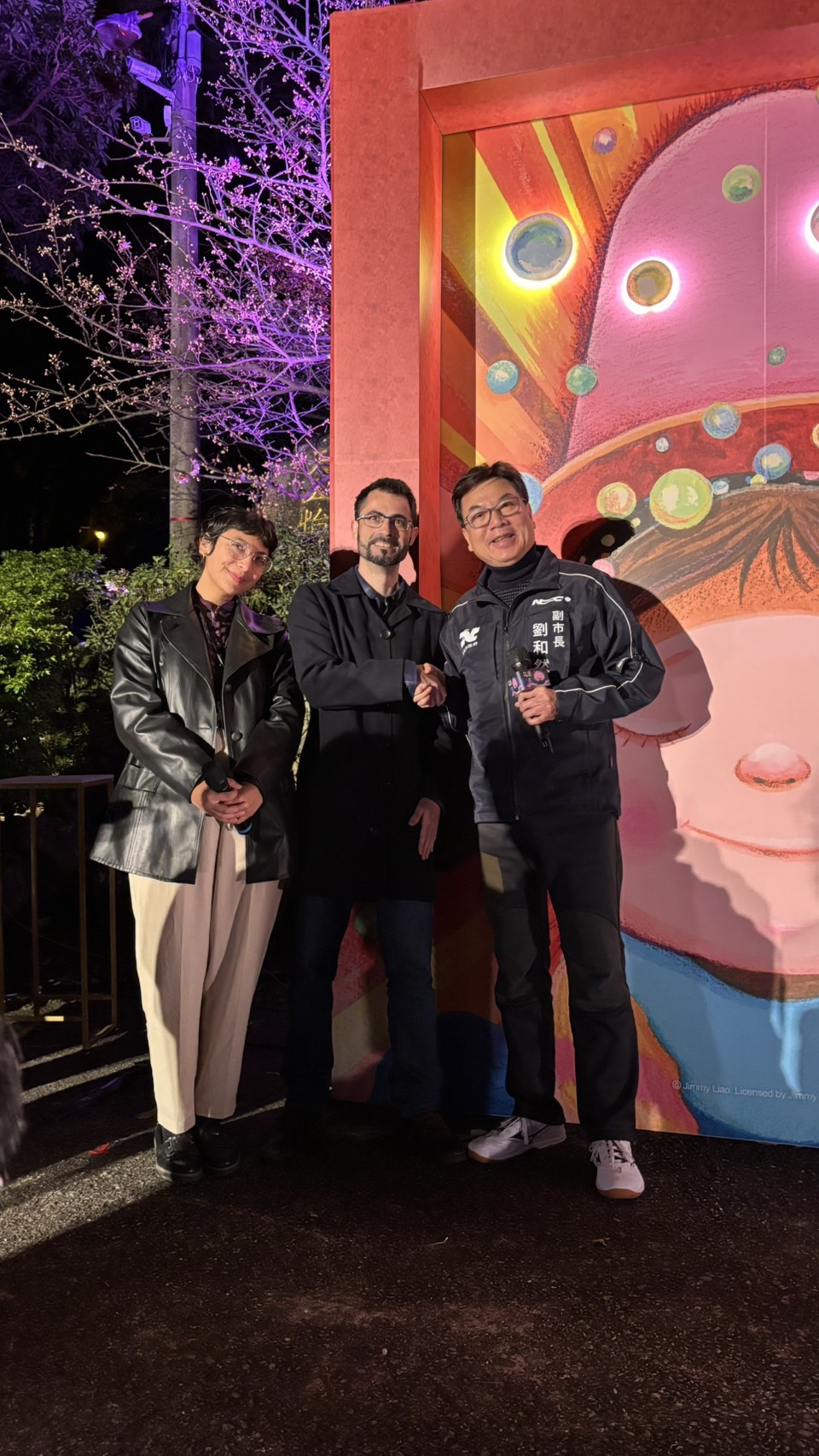 來自阿根廷的謝納維同學，首次來到天元宮體驗觀賞夜櫻，對於淡水櫻花美景與光影設計留下深刻印象