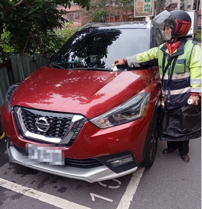 管理員夾單相片