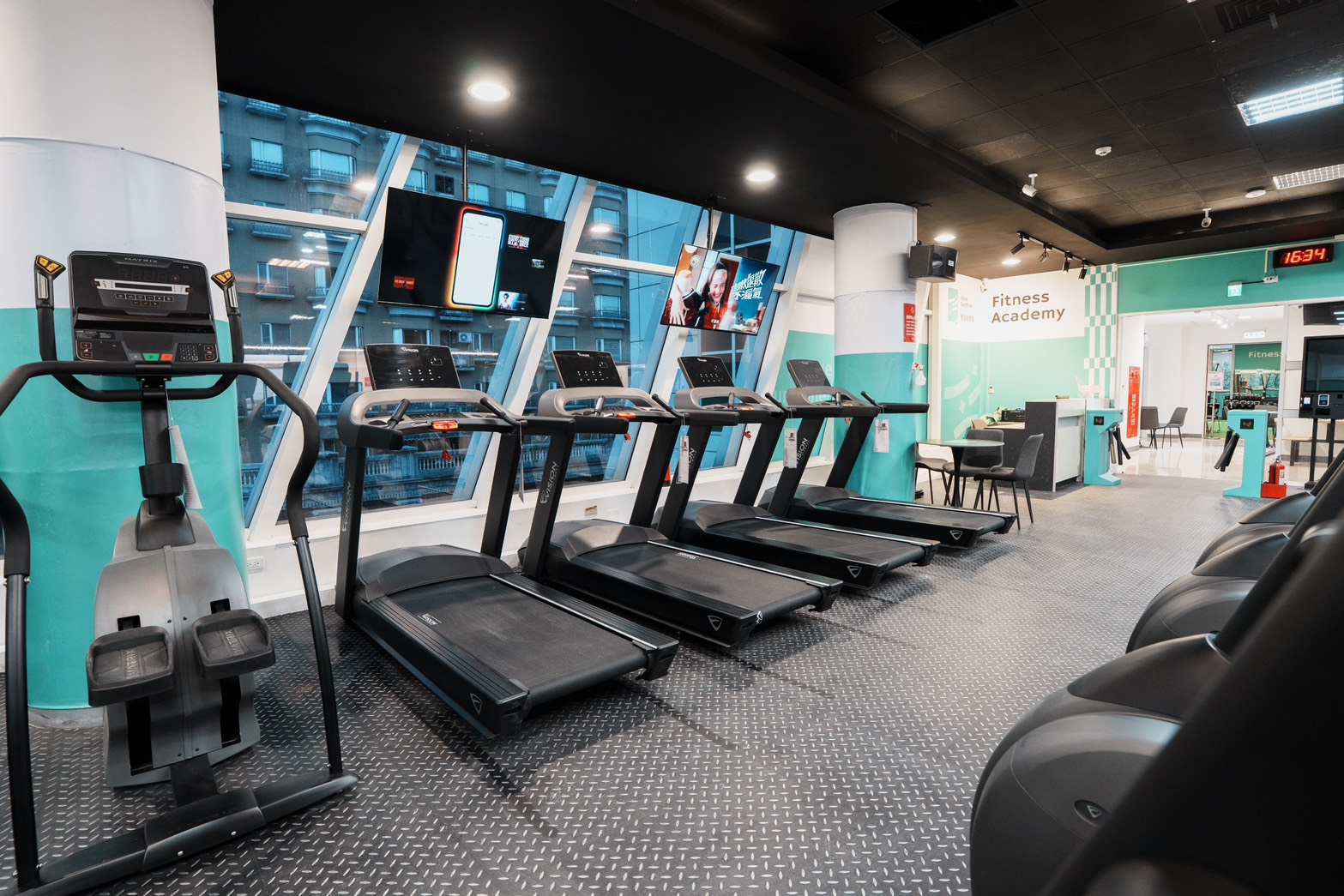 泰山運動中心健身房新增更完善之重量器材與有氧配置