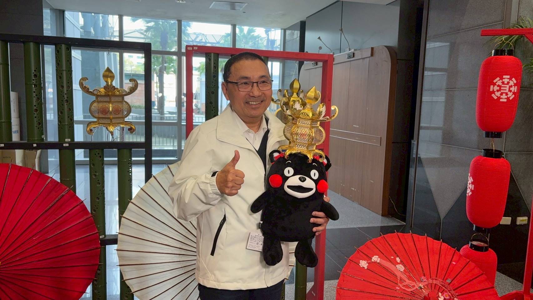 市長侯友宜與日本燈區開心合影