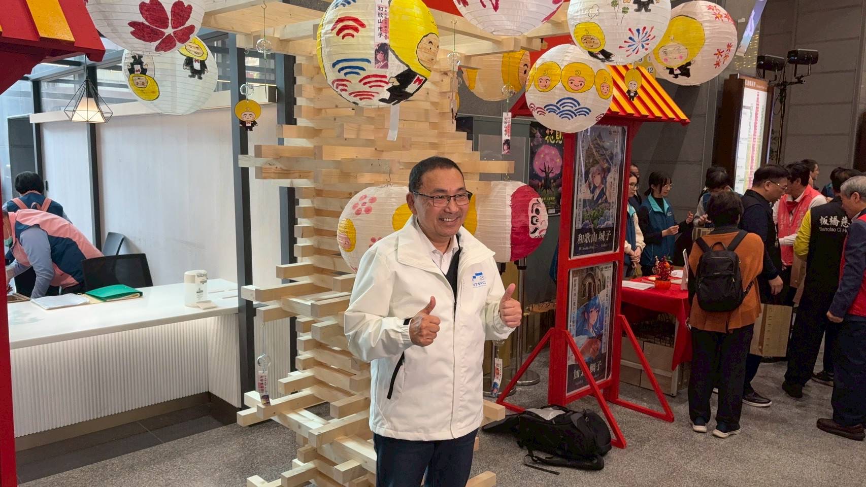 侯友宜市長與日本特色燈區合影