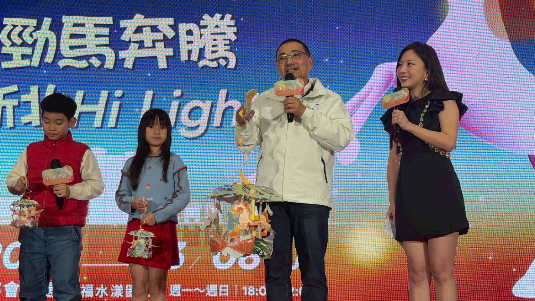 侯友宜現場展示轉動馬年小提燈