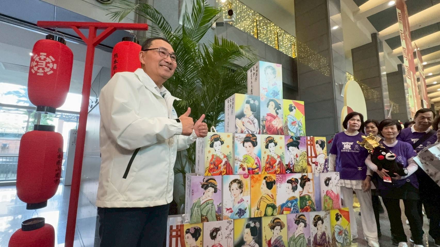 侯友宜市長與日本燈區合影