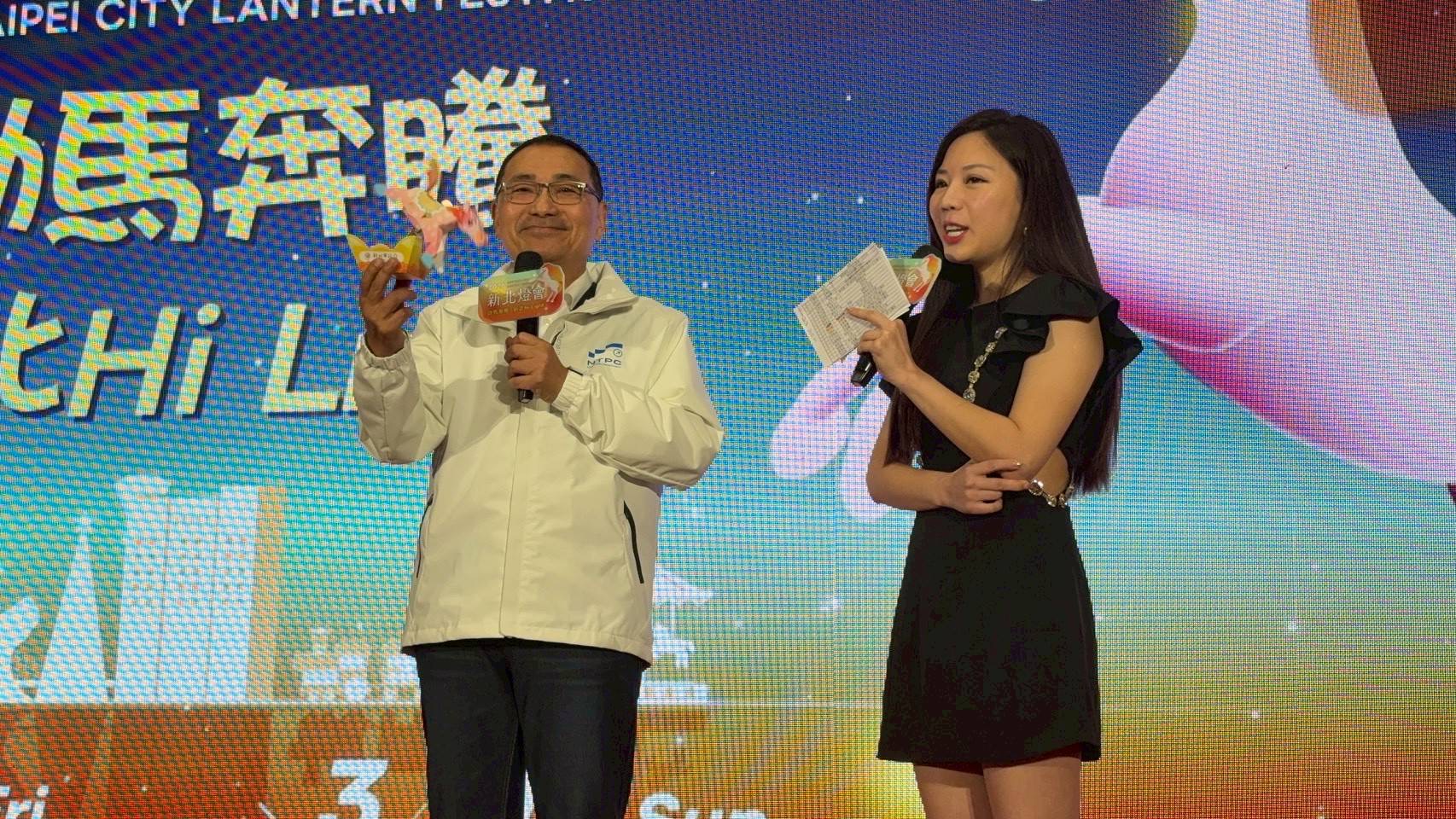 侯友宜現場持小提燈祝福市民朋友金馬舞錢(馬上有錢)