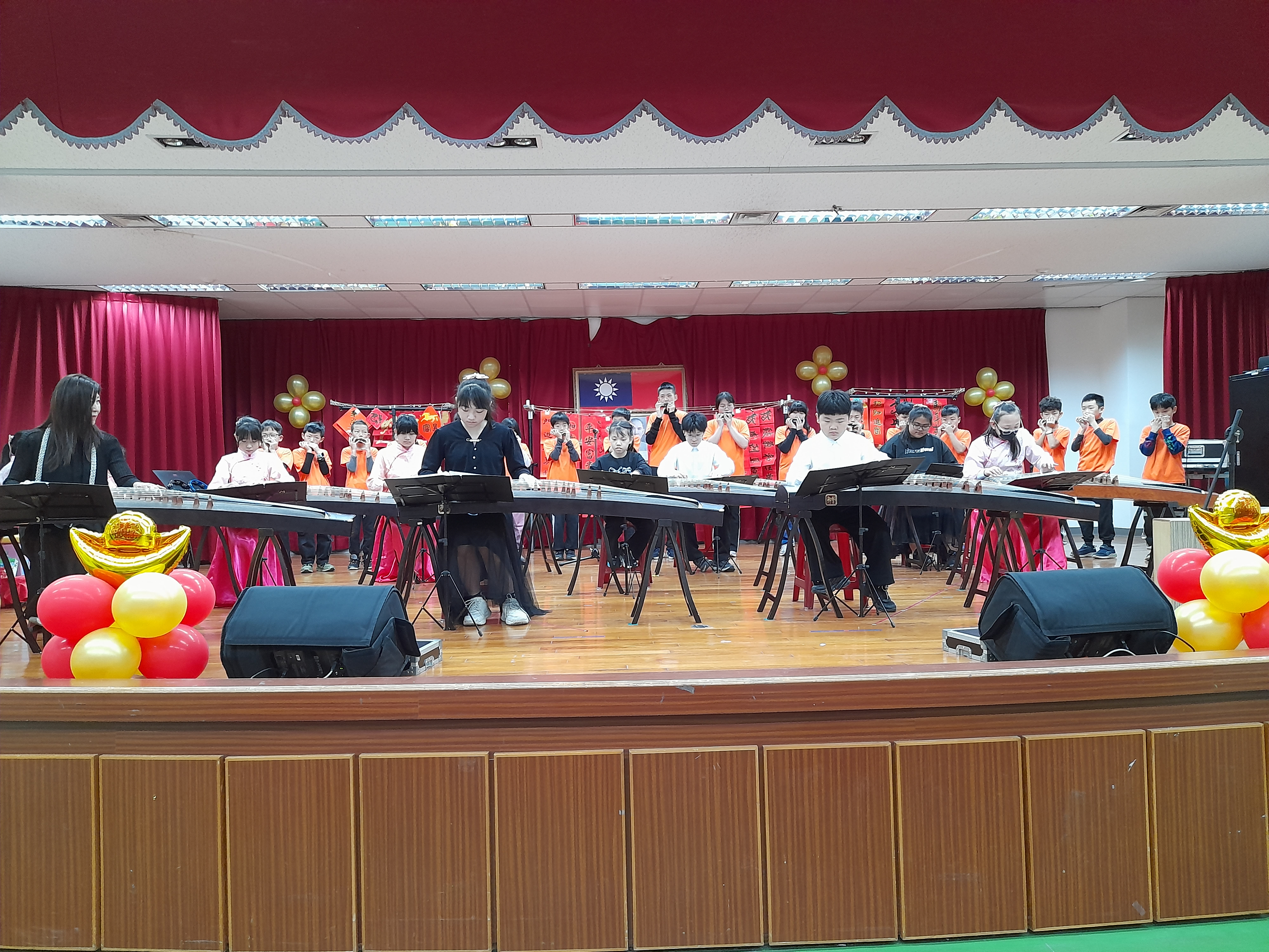 古箏及口琴社表演