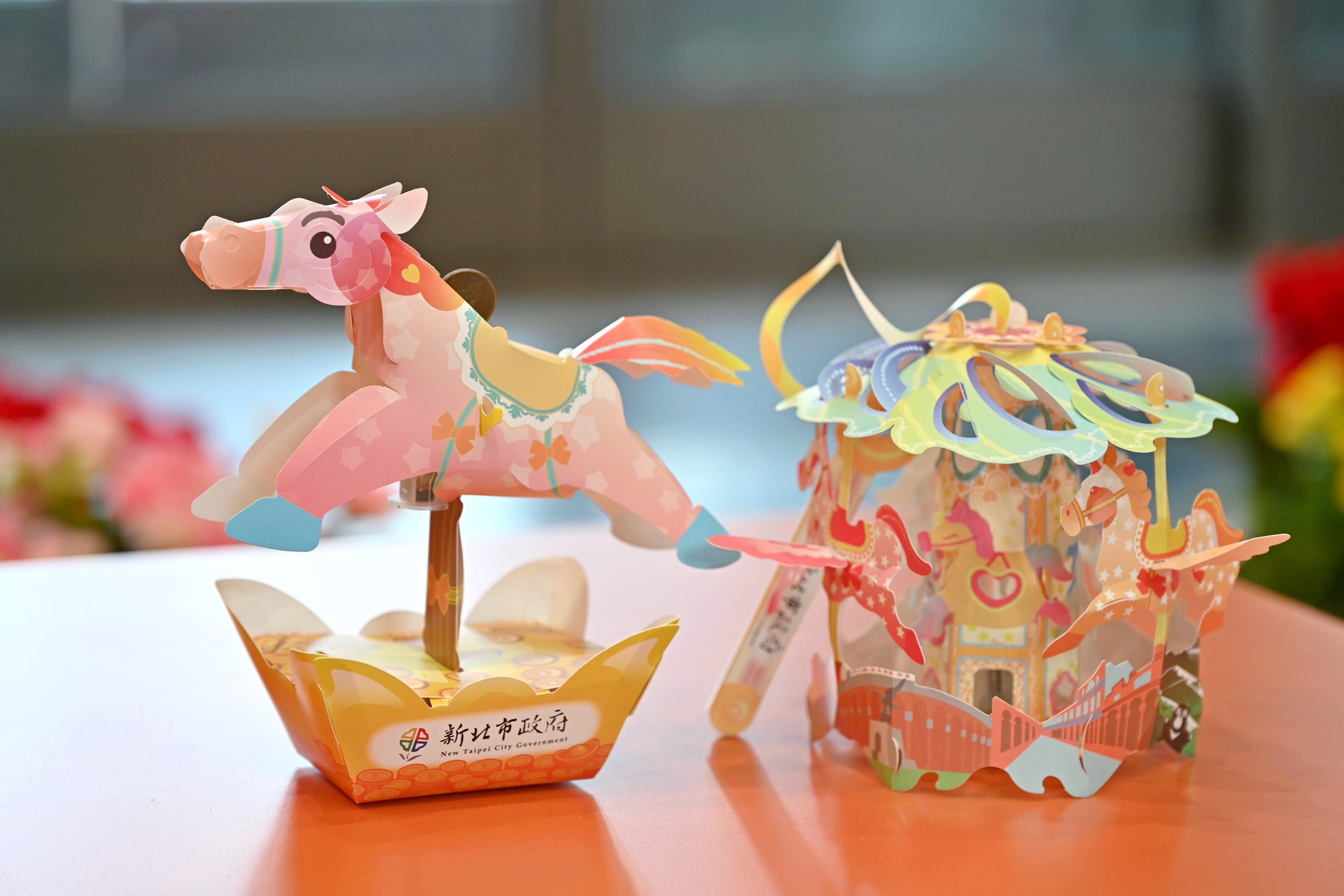 「Horses 好事轉來」小提燈將於2月22日新北燈會現場首發，限量3000份，各區公所則於2月26日起陸續發放。