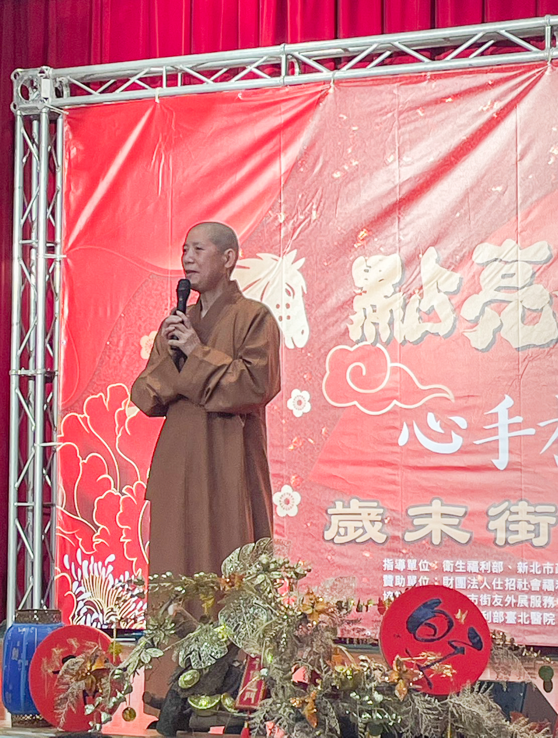 元亨寺釋蓮心法師表示，街友圍爐關懷活動已舉辦7年，規模每年擴大。