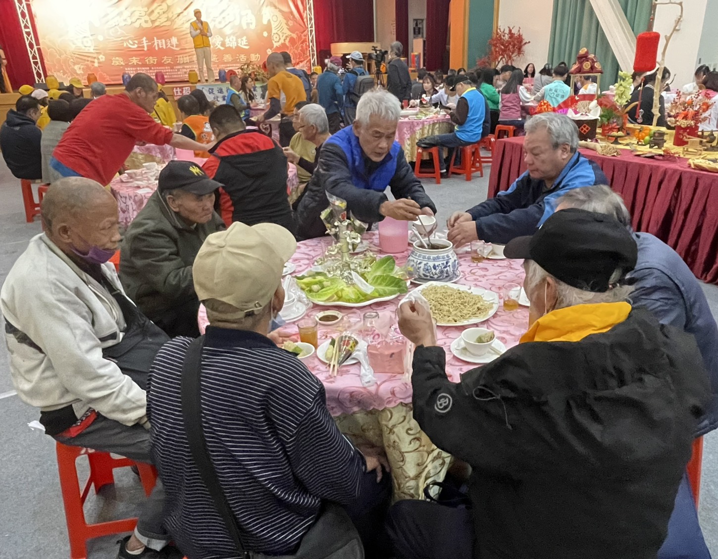 新北市善悅關懷協會在新莊區元亨寺台北講堂，舉辦街友圍爐關懷活動