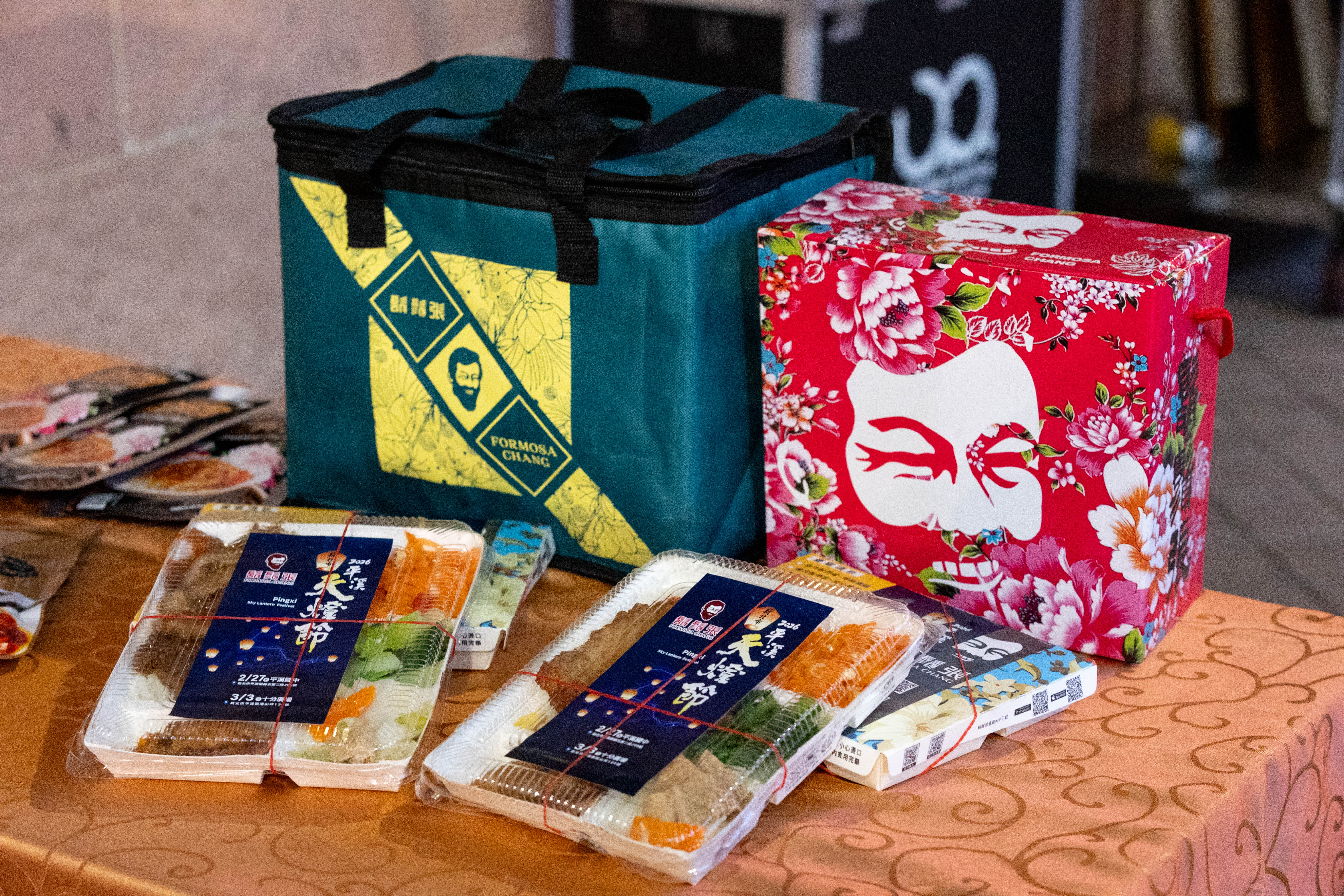  鬍鬚張推出平溪天燈節限定包裝便當，於雙北地區10家分店限量販售，並贈送限量版平溪天燈束口袋。