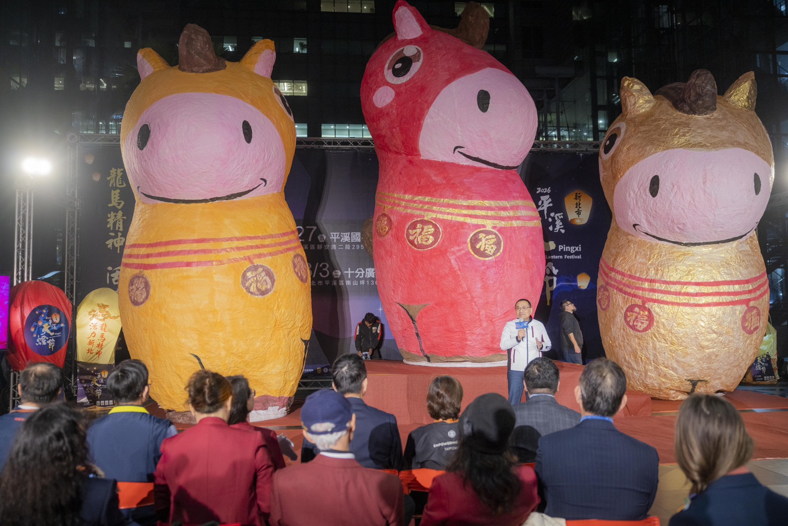 2026新北平溪天燈節將登場，侯友宜：「馬驫奔騰」迎新年。