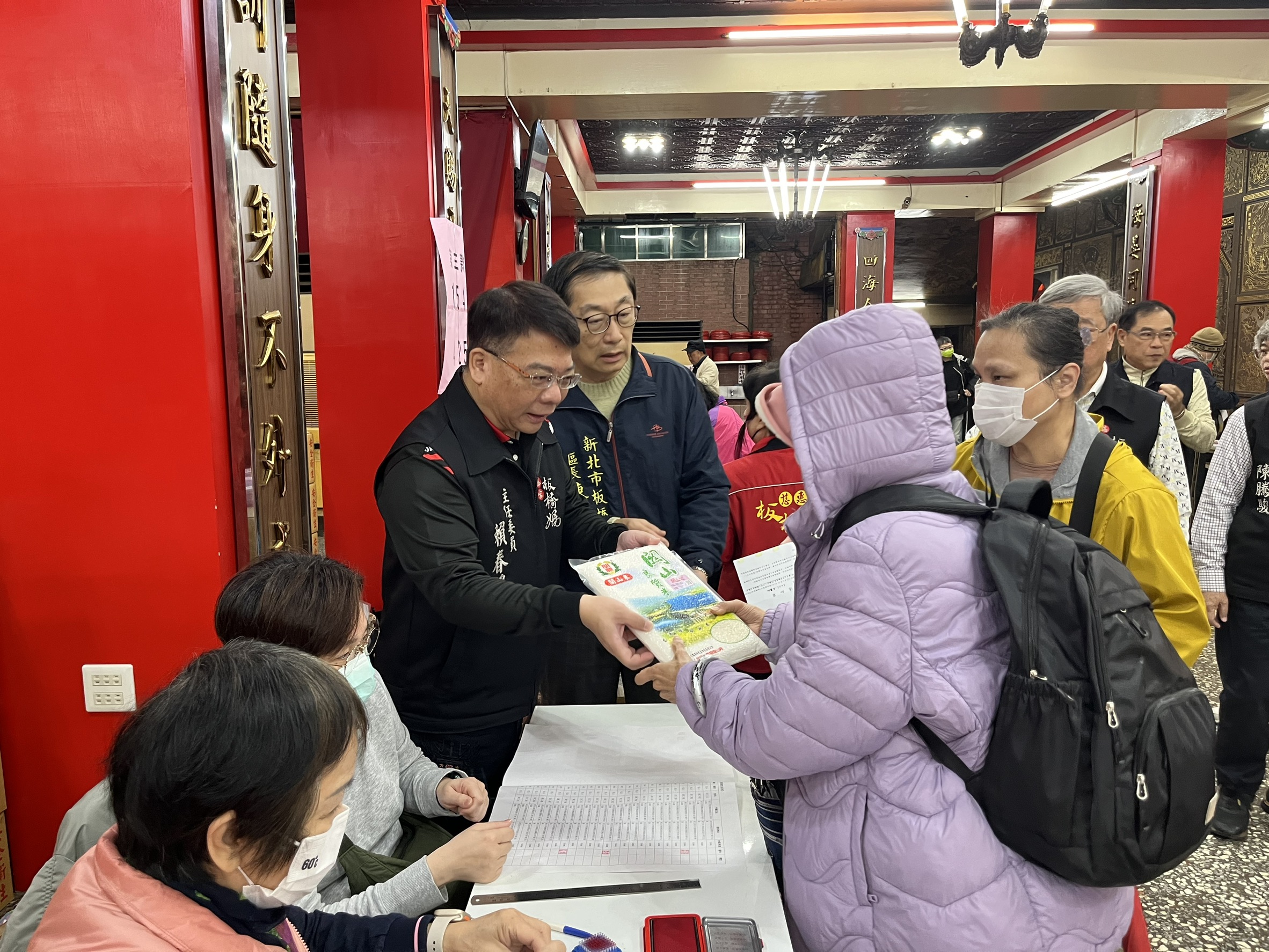 3.慈惠宮發放慰問金現場情形