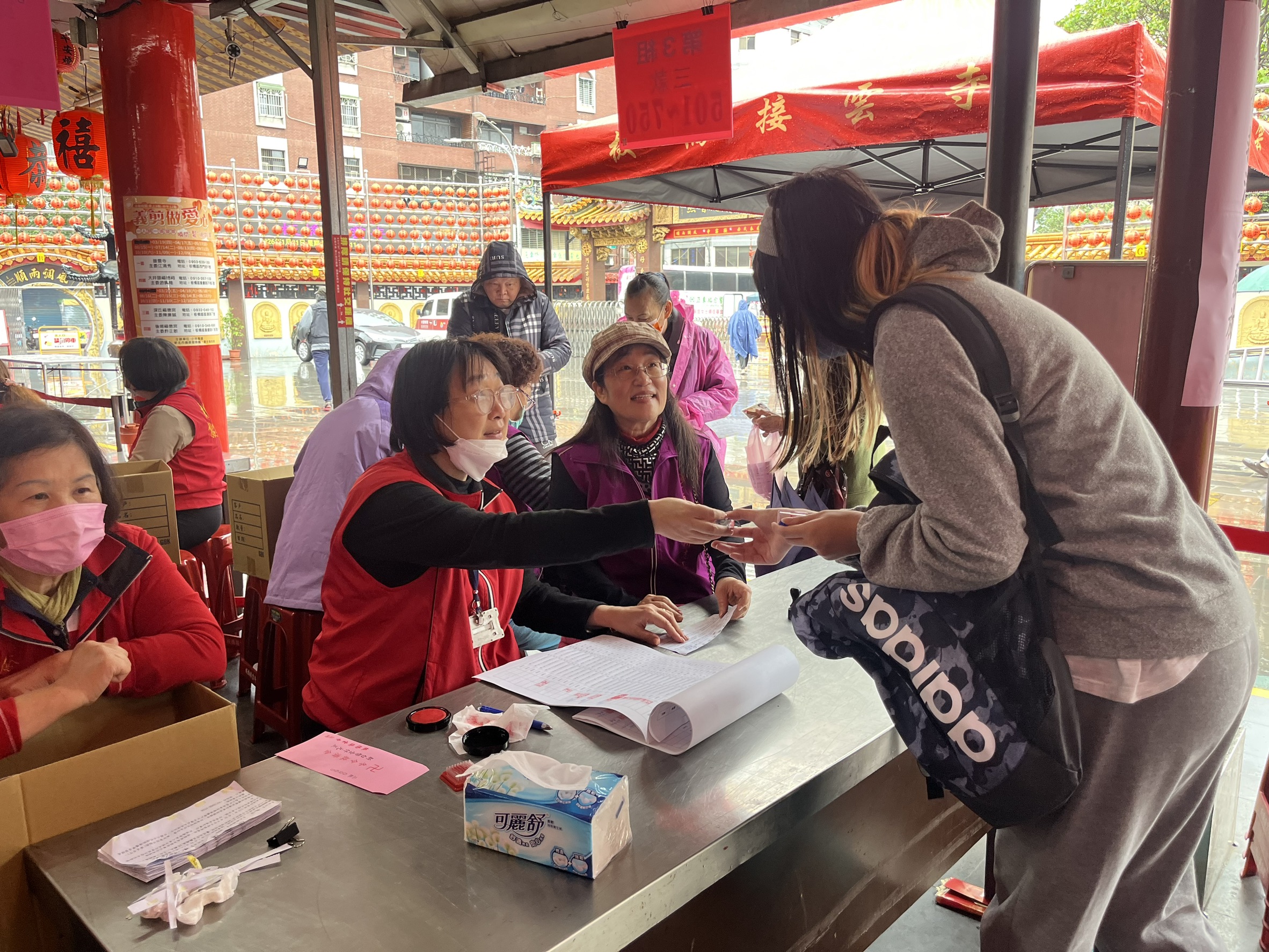 6.接雲寺發放現場氣氛溫馨熱絡