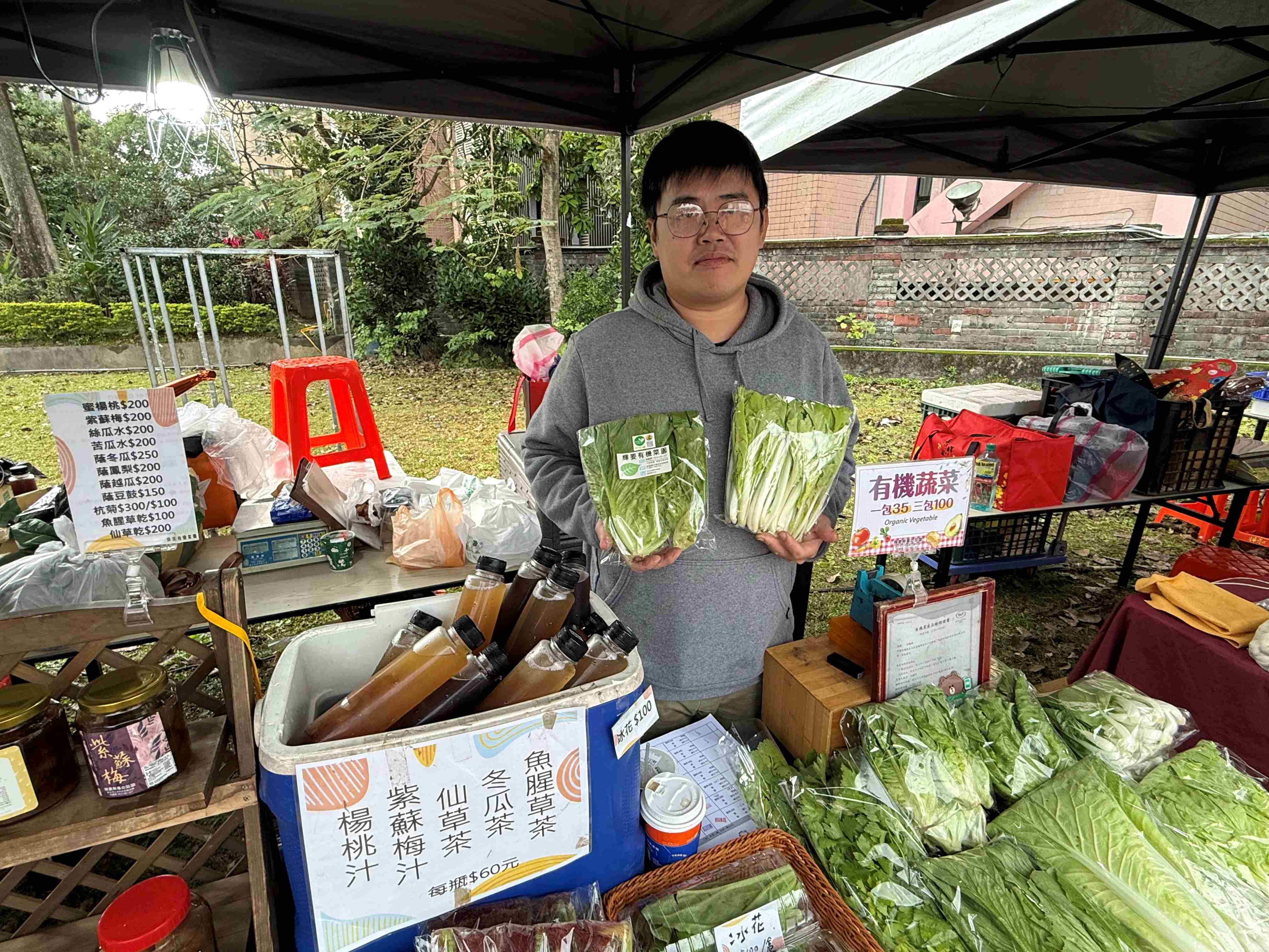 青農邱奕豪本次榮獲「四健推廣教育有功人員獎」，與父親共同經營「輝要有機菜園」藉由帶領小朋友走進菜園，體驗食農教育