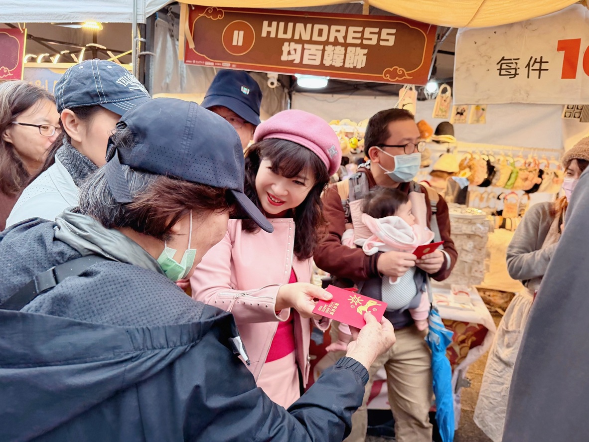 經發局長盛筱蓉也與現場民眾一起迎接新年，並發放新北市「馬祥厚運」的福袋予民眾