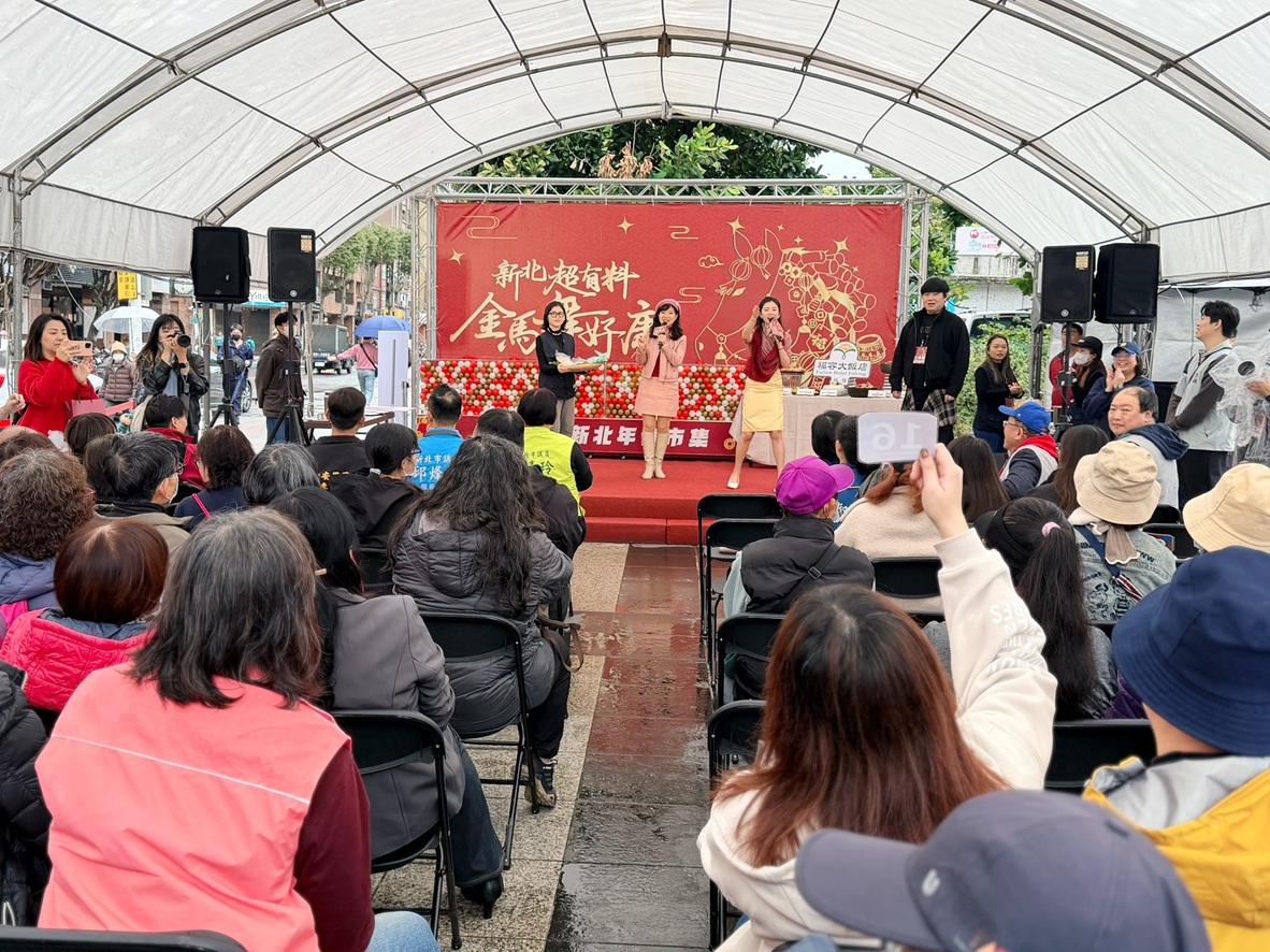 市集累積消費滿300元憑發票或收據即可至大會服務台抽紅包，包含市集買菜金等，最大獎為福容飯店福隆「駿馬報喜萬元年菜組」，每日限量1份