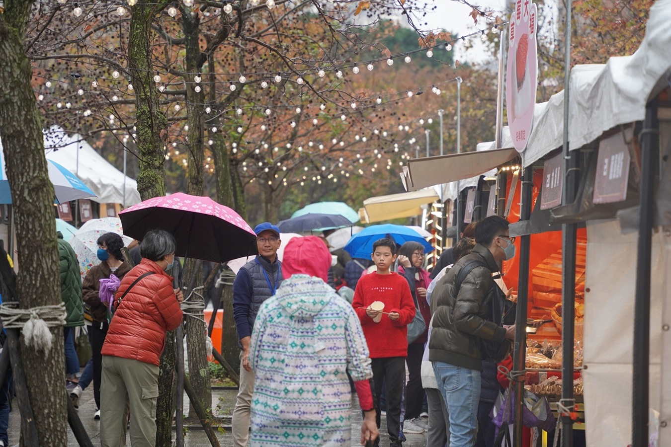 新北年貨市集包含新北嚴選、商圈店家、觀光工廠等業者，推出多款應景年節商品，包括適合作為伴手禮的馬年米餅禮盒及平安吉祥貝果禮盒、應景的手工布製紅包袋、過年必備烏魚子等