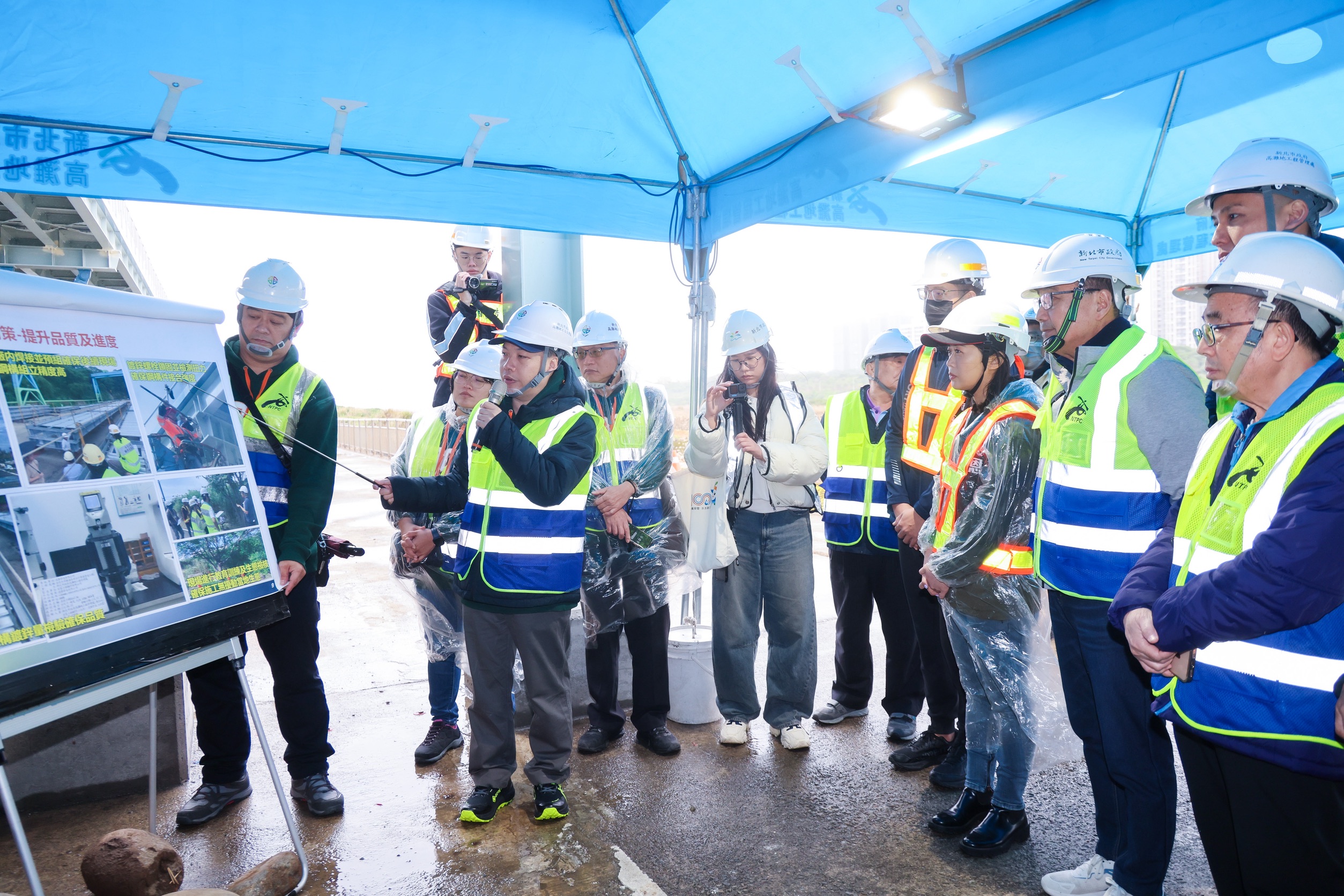 新北市積極推動「金色水岸觀海長堤自行車道營造工程」，新北市長侯友宜今（31）日前往視察海堤段工程。
