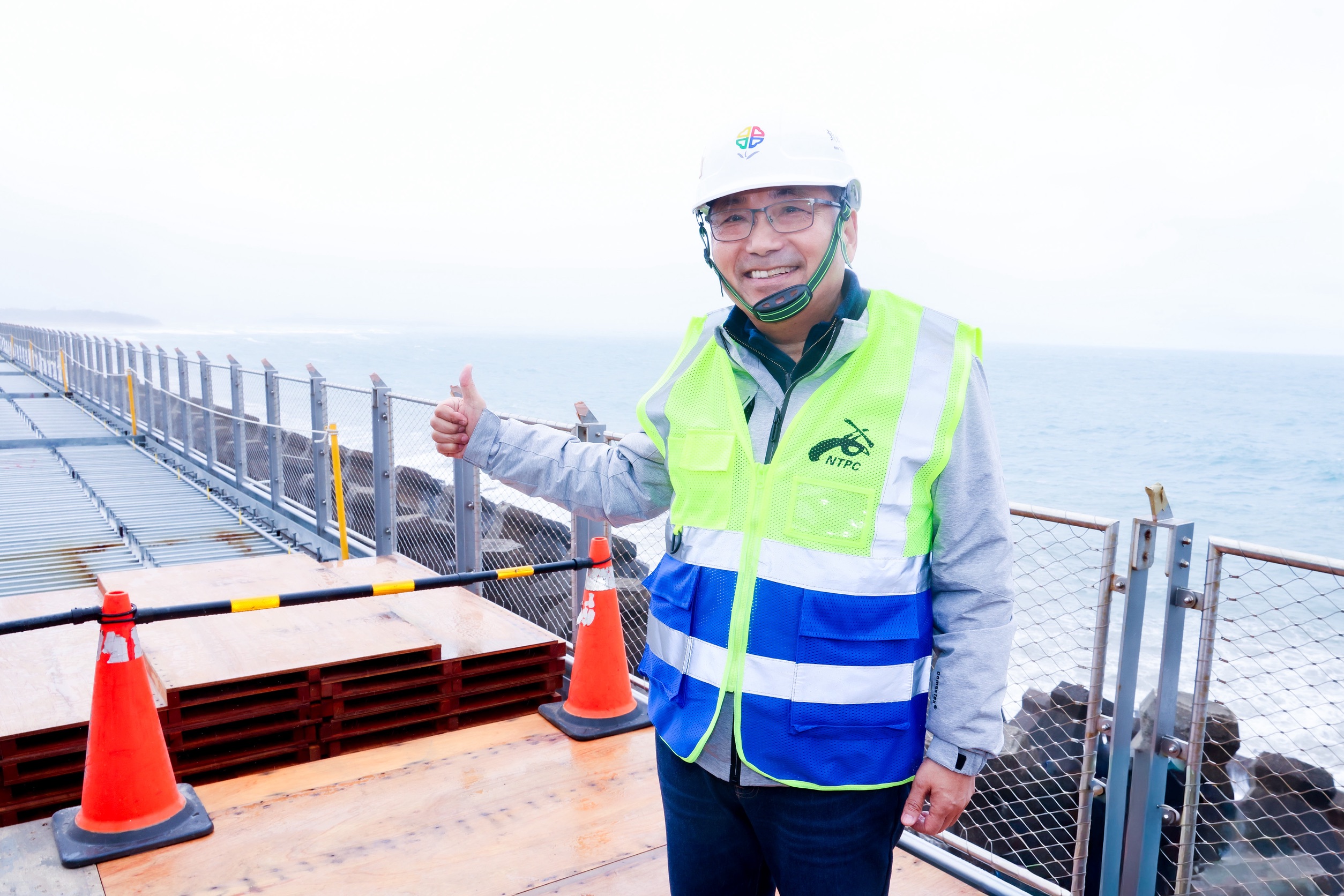 侯友宜指出，淡水海堤段工程沿堤頂施作，施工難度高。他特別感謝施工團隊的努力，目前工程進度超前，預計7月底前完工。