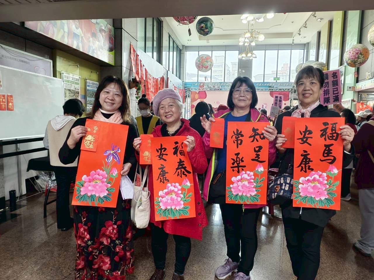 民眾與春聯合影1