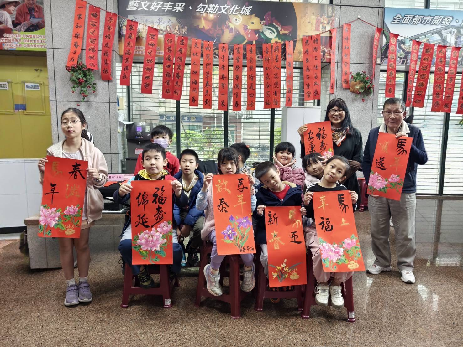民眾與春聯合影2
