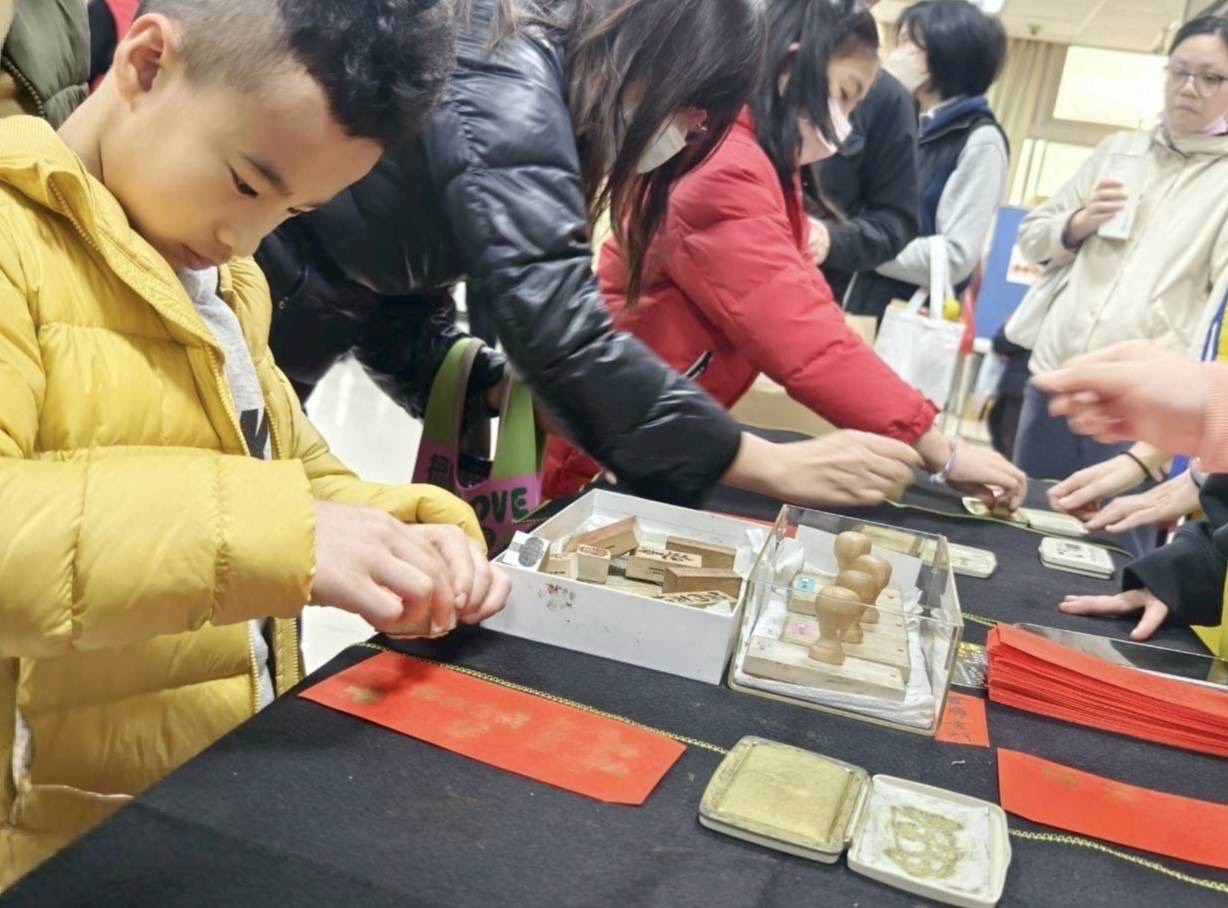 小朋友開心拓印紅包袋