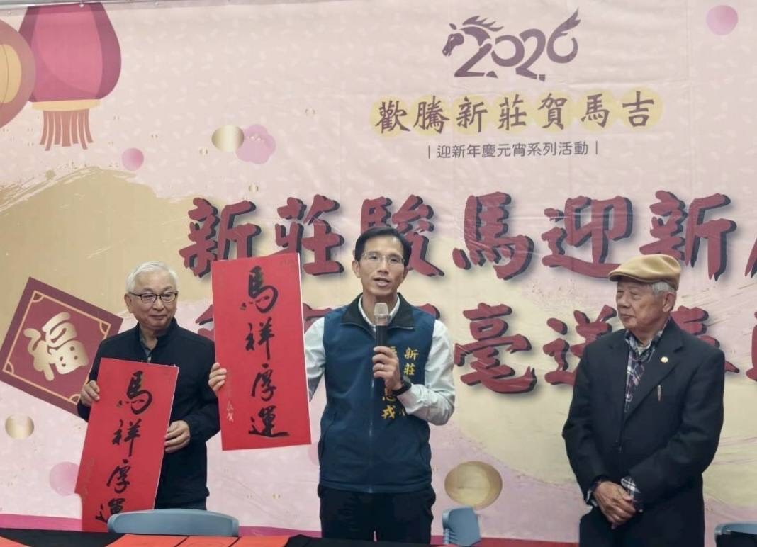 朱思戎區長介紹市長春聯