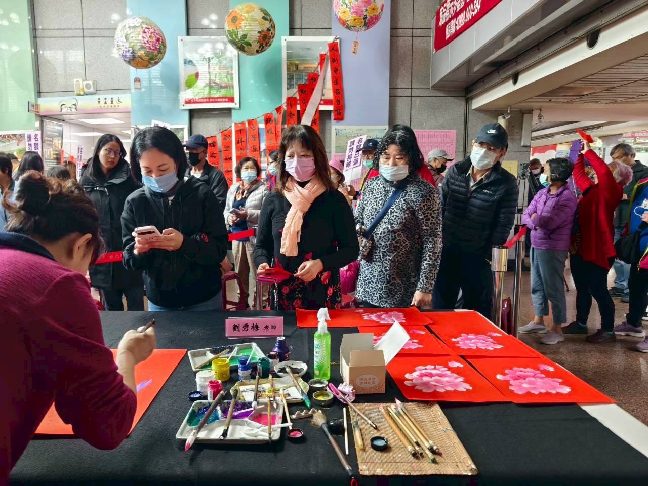 公所下午場民眾索取春聯情形