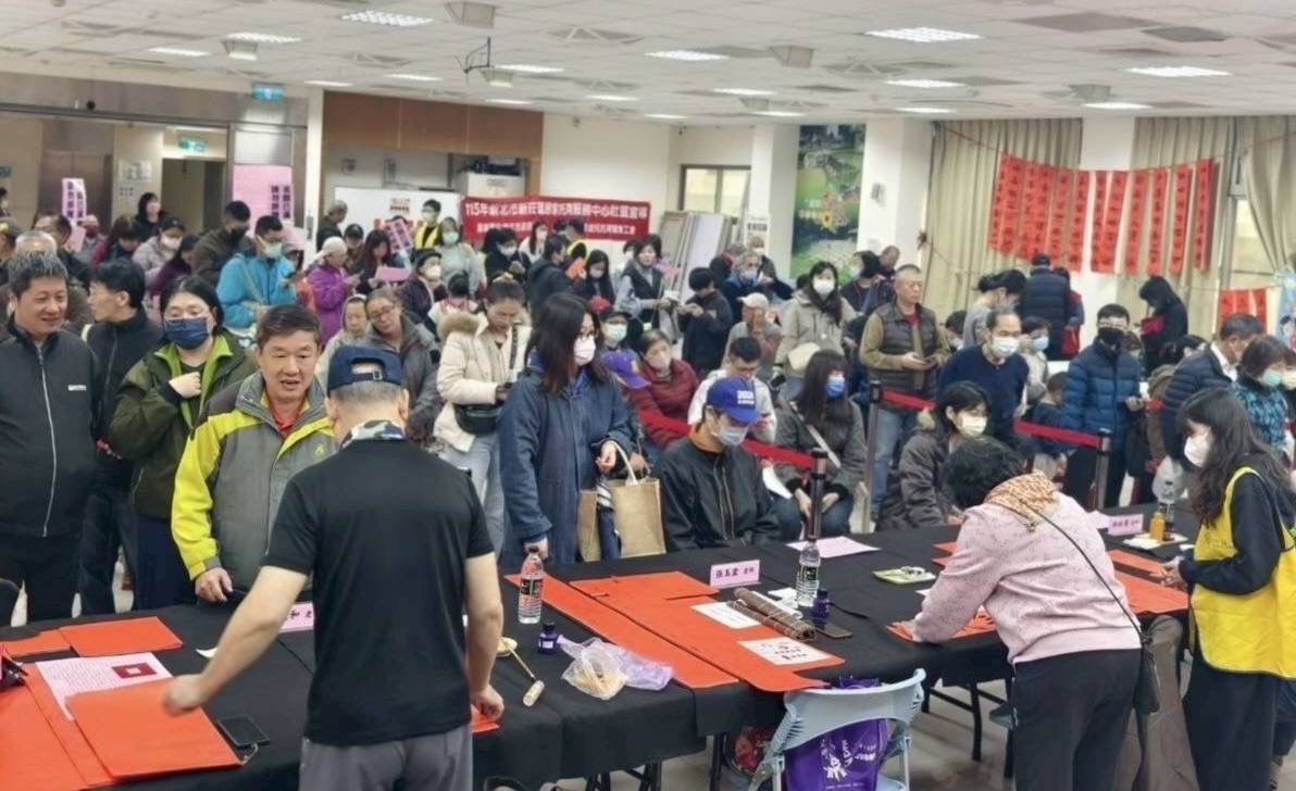 福營上午場民眾索取春聯情形