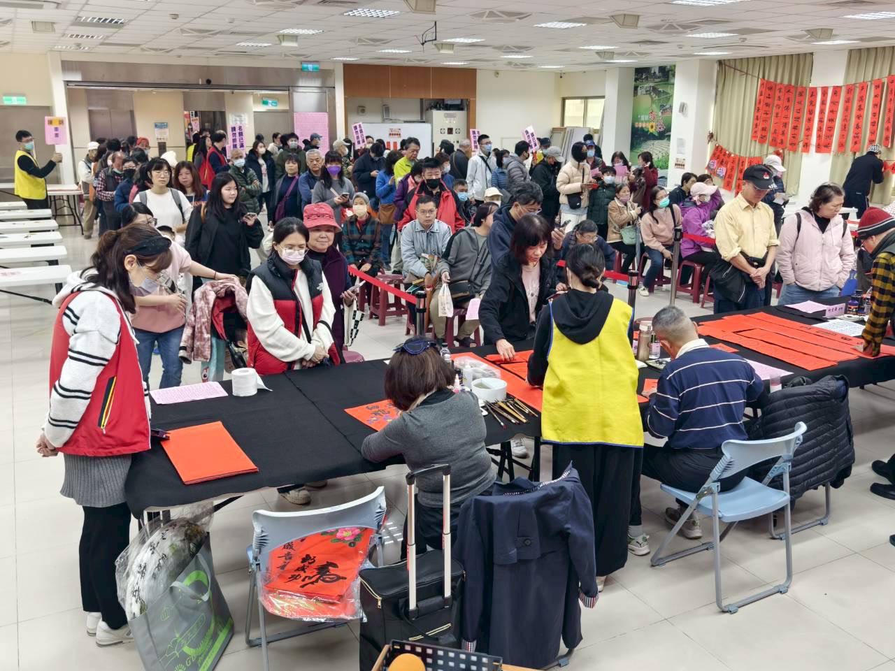 福營下午場民眾索取春聯情形