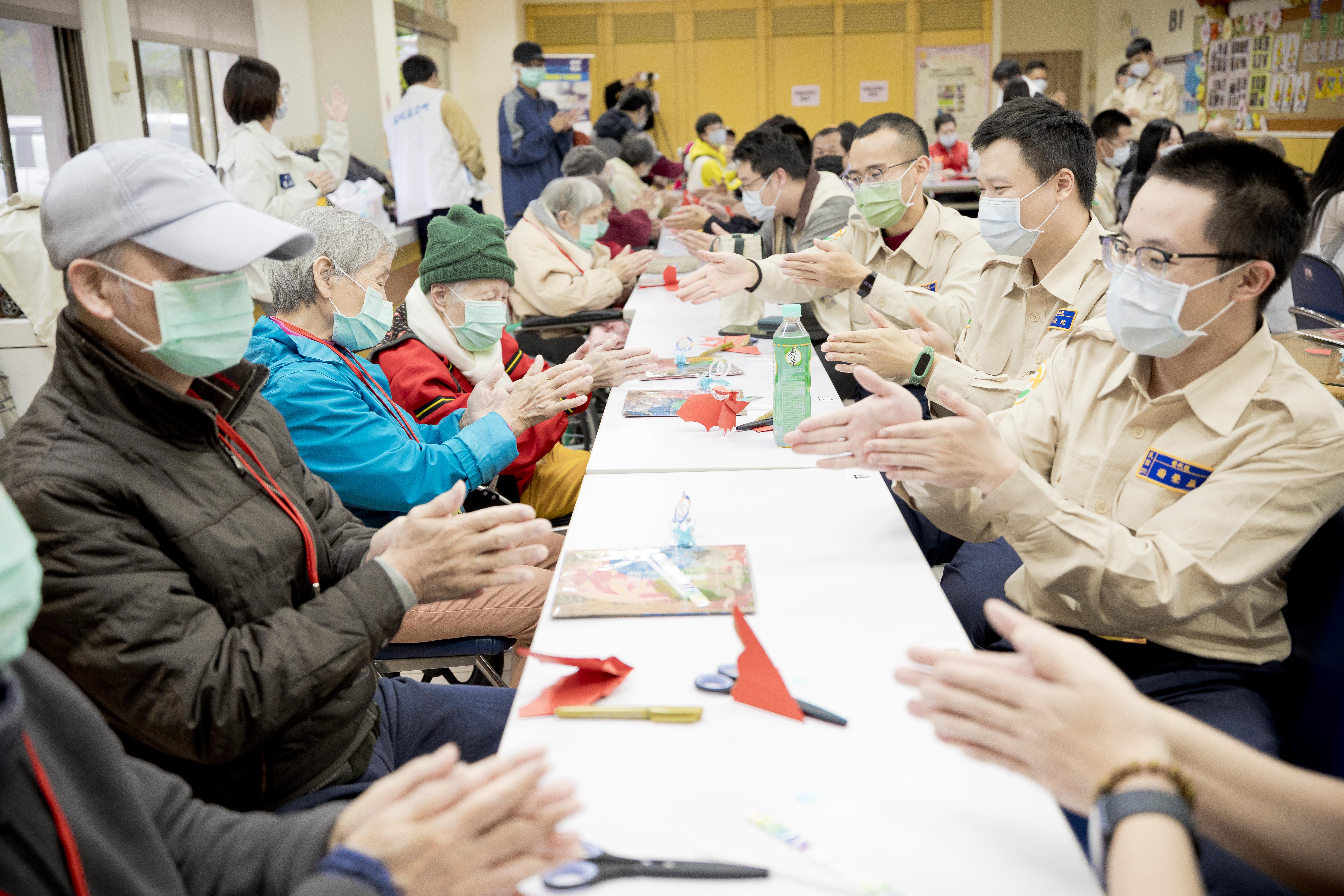 折紙祝福活動採取「一對一陪伴」方式，讓每位參與者皆能獲得適切協助與關懷。