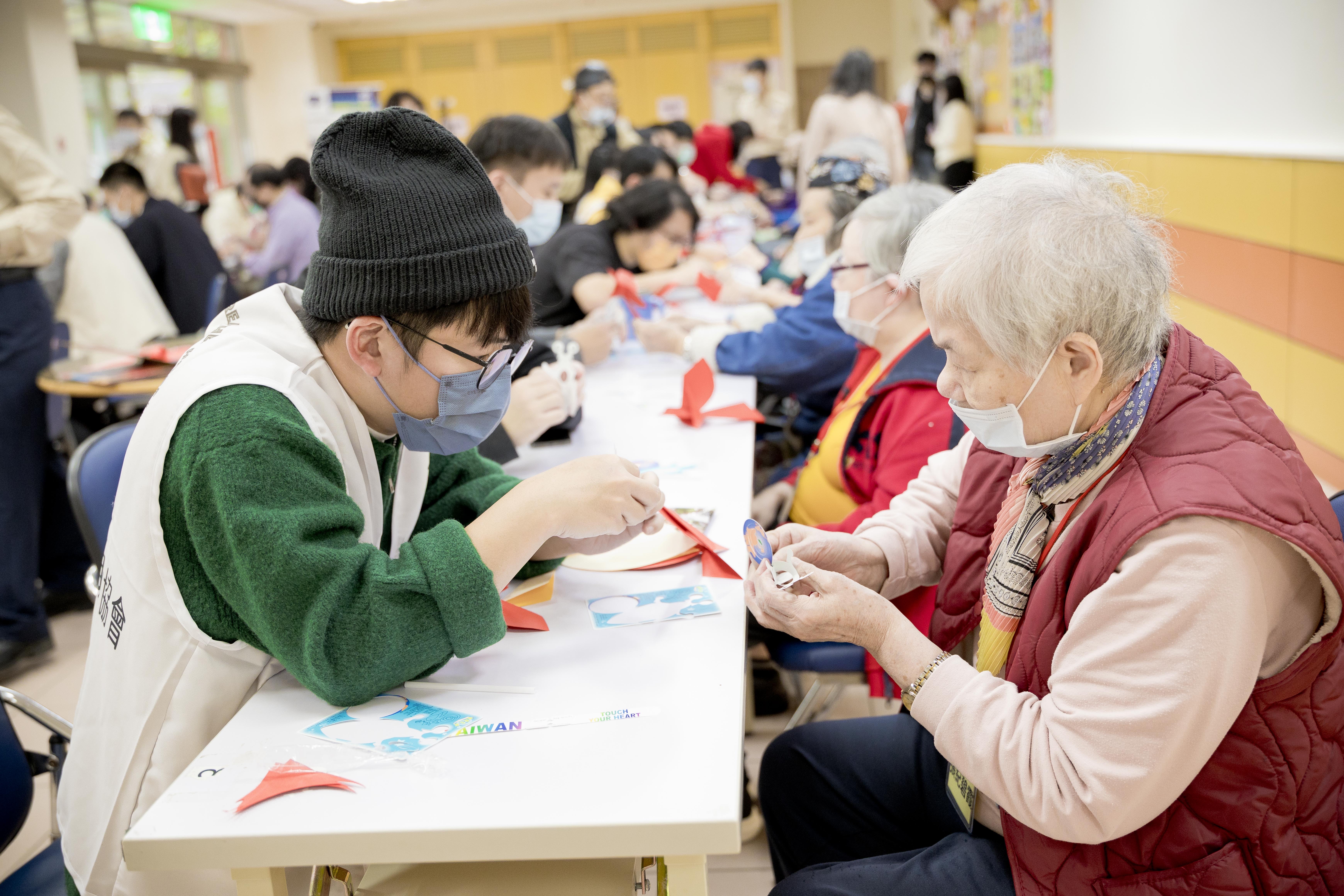 折紙祝福活動採取「一對一陪伴」方式，讓每位參與者都能獲得適切協助與關懷。