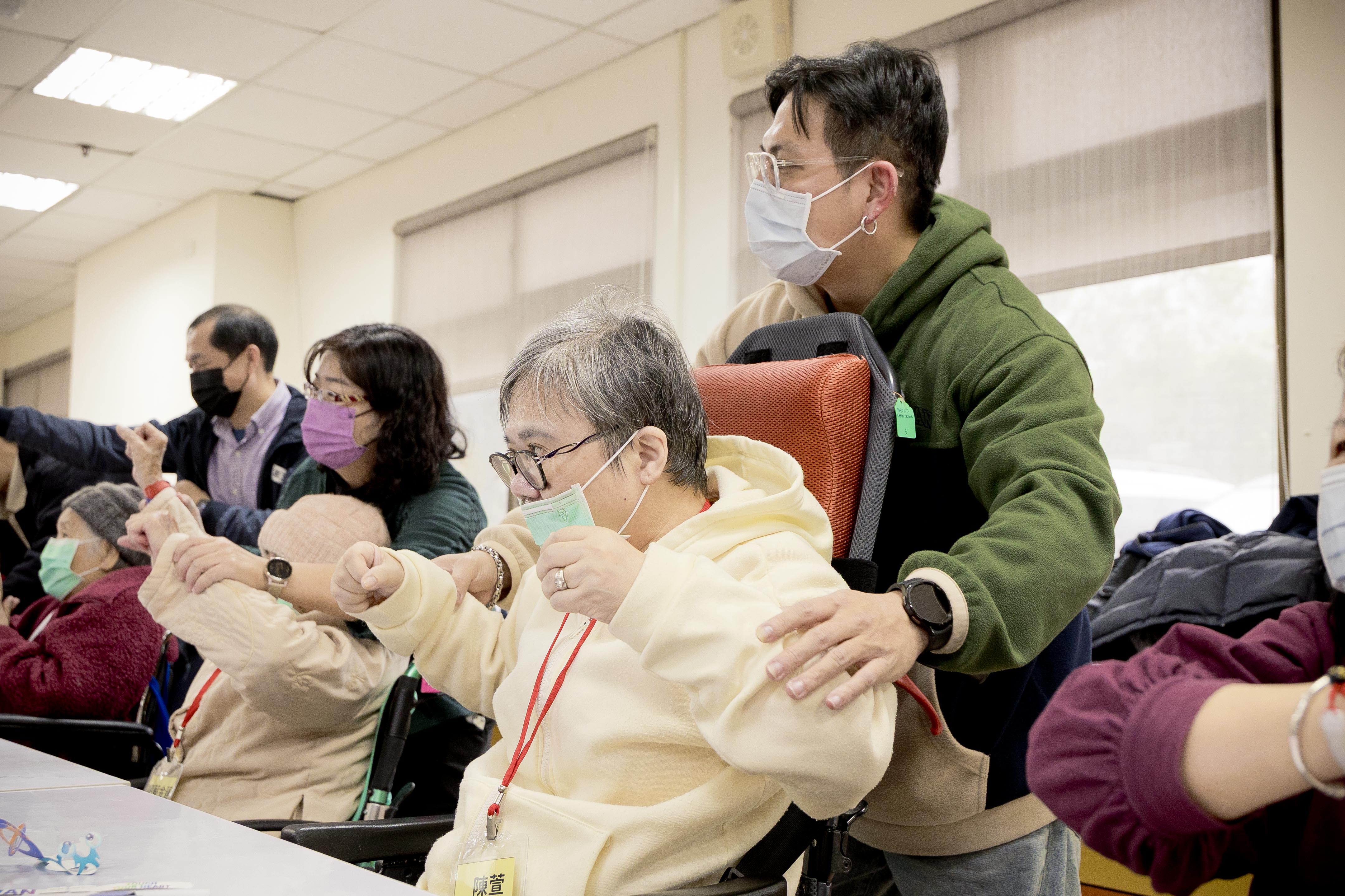 役男們透過帶動唱等活動與長輩們一起動動身、動動腦、也動動心。