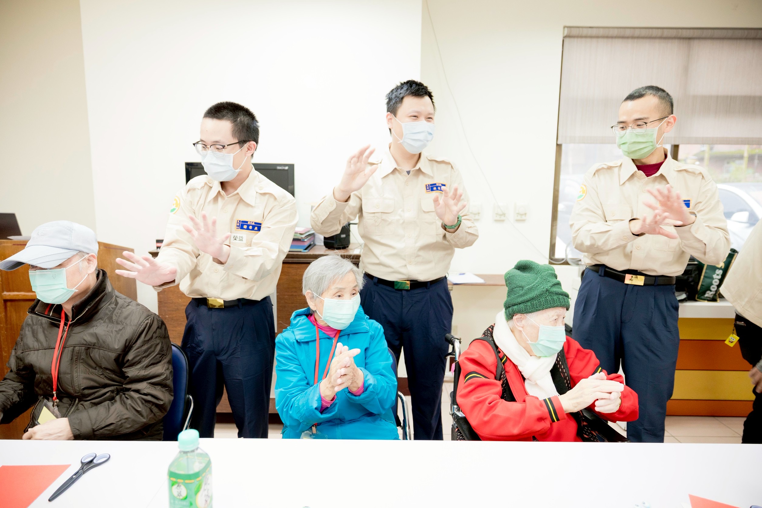 替代役男們透過帶動唱等活動與長輩們一起動動身、動動腦、也動動心。