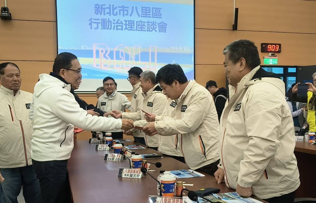 市長現場與里長致意，並贈福袋祝福里長們新春如意。