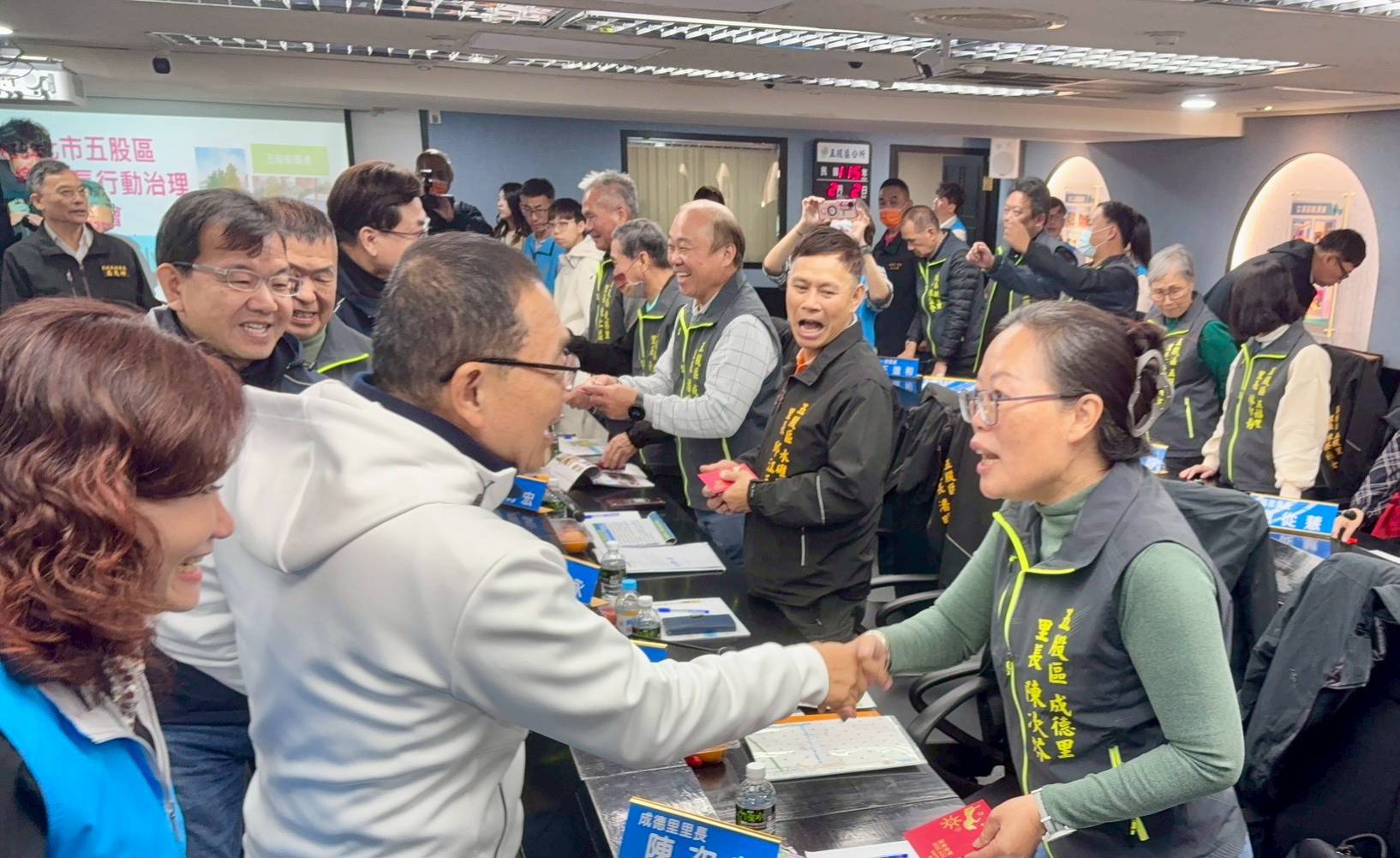 市長侯友宜與五股區里長握手致意，贈予馬年福袋，祝福滿滿。