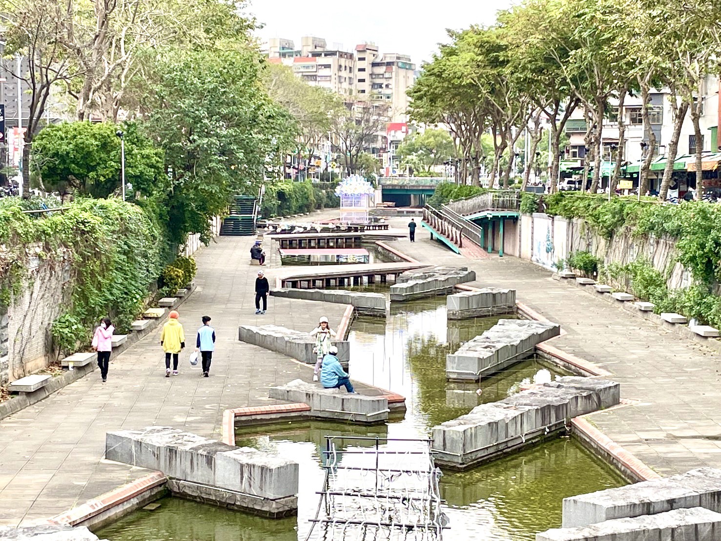 來中港大排散步運動的民眾發現特色燈飾，紛紛詢問亮燈開展時間