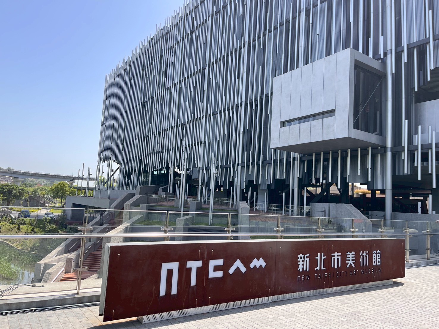 走進以蘆葦意象設計的新北市美術館，欣賞當代藝術展覽，感受藝術與自然交融的空間魅力。