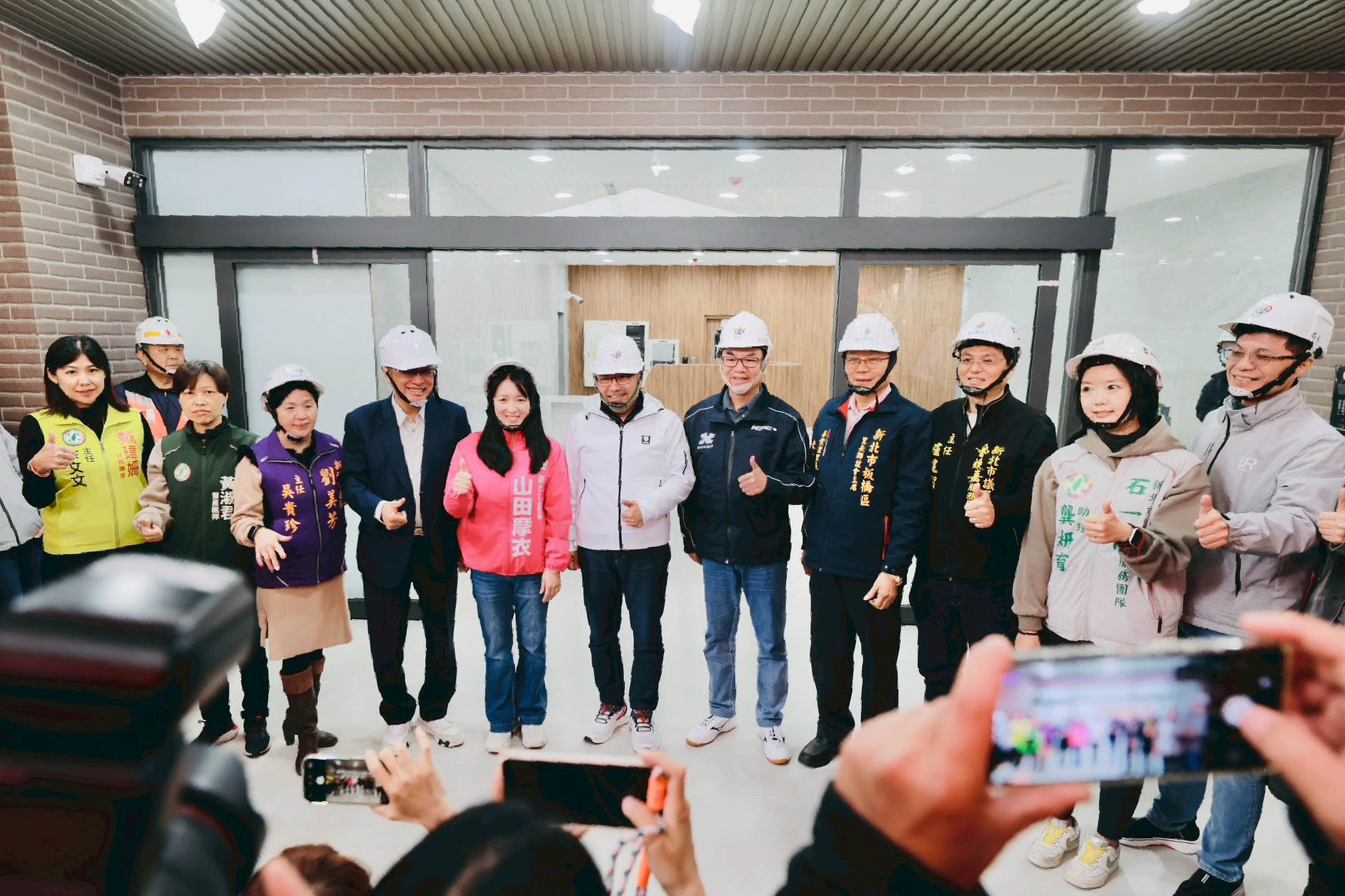 新北市板橋江翠段青年社會住宅新建統包工程民意代表合影。