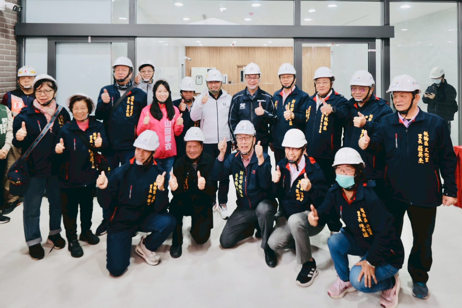 新北市板橋江翠段青年社會住宅新建統包工程里長合影。