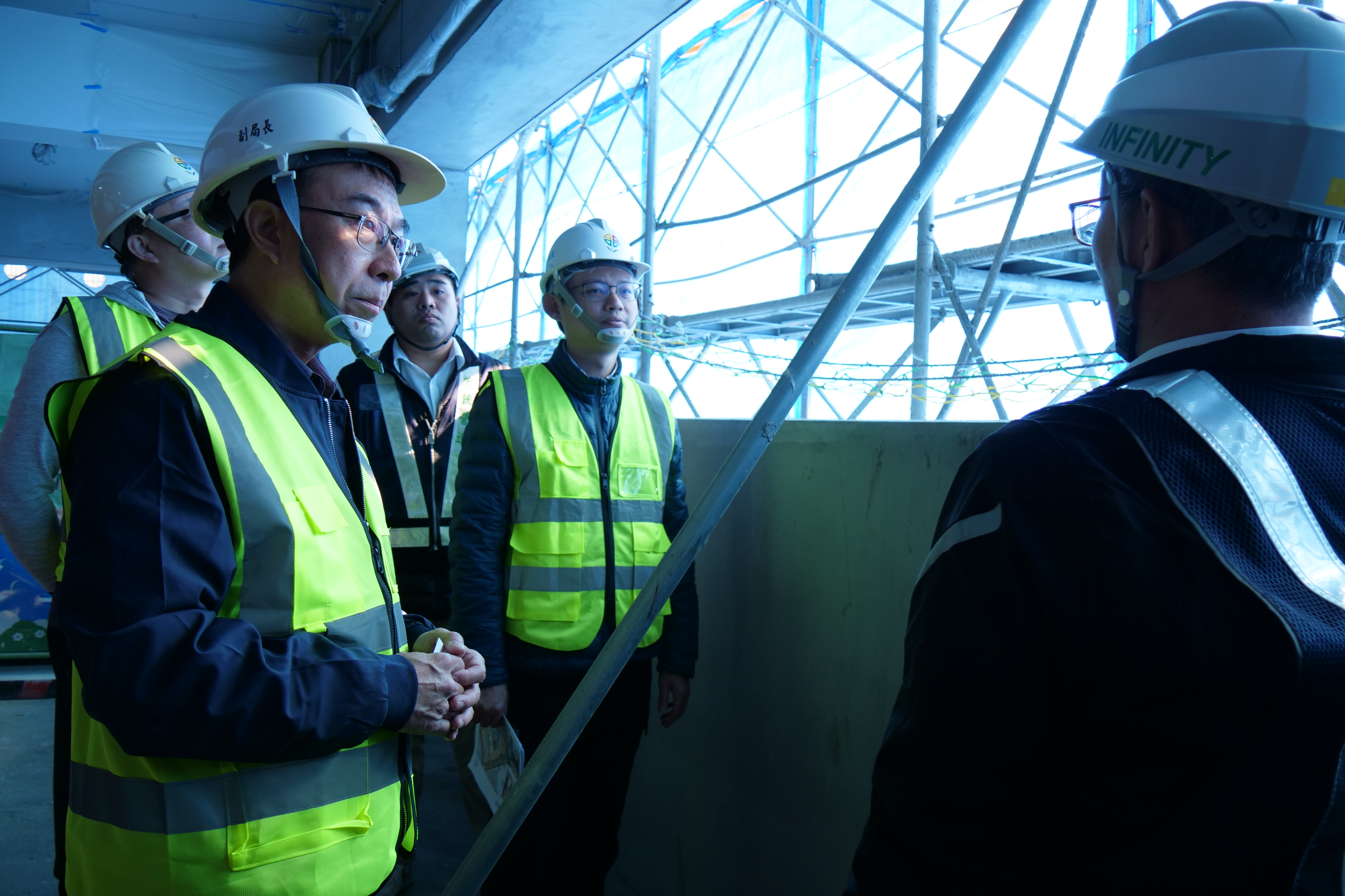 新北市交通局副局長曾招雄前往視察長安立體停車場工程，特別提醒施工單位注意外牆鷹架務必牢固