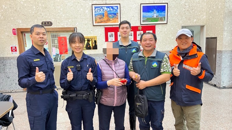 劉女士感謝清潔隊員協助找回金飾