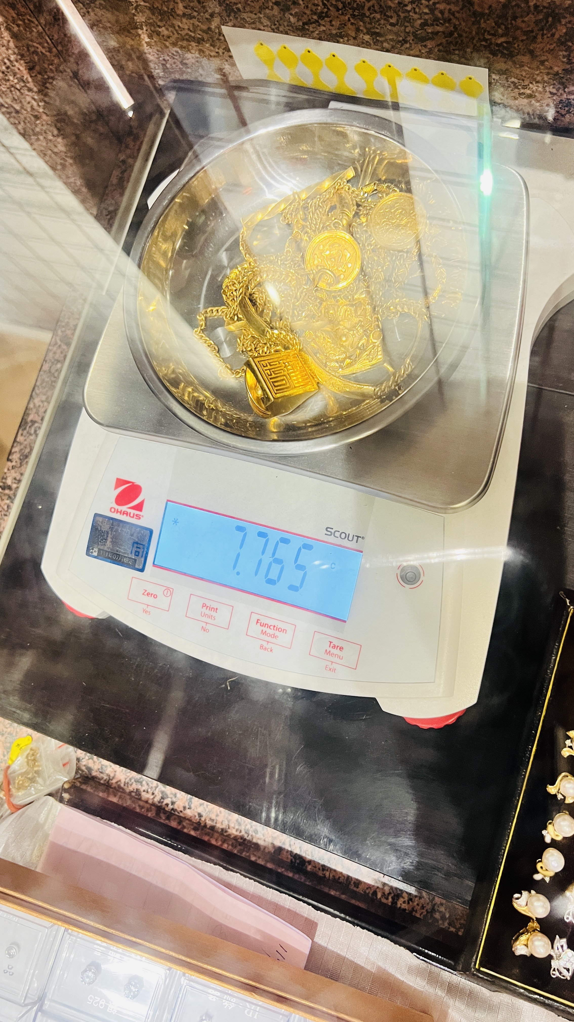 金飾經秤重合計7.765兩，換算市值約新臺幣140萬元